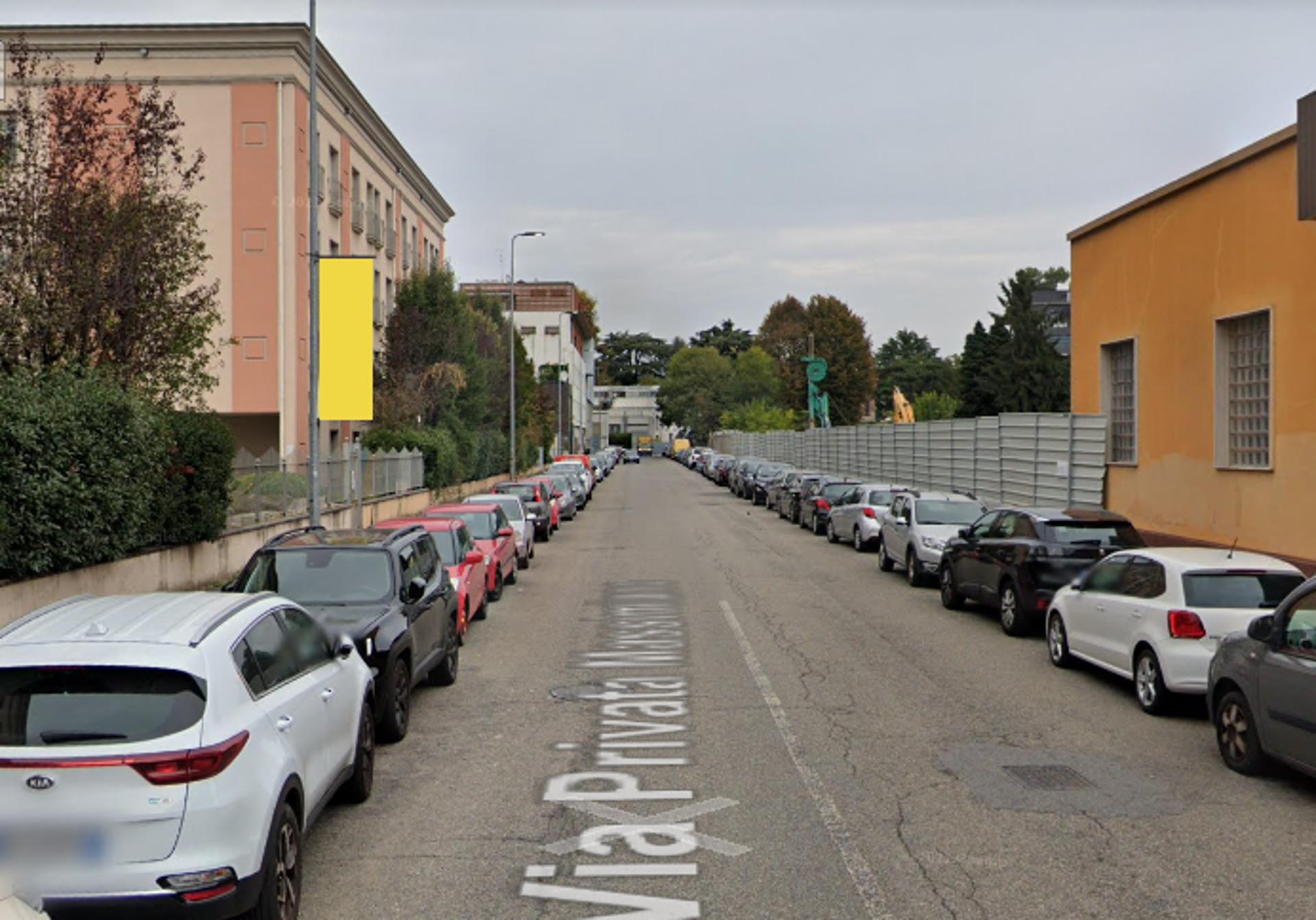 Impianto VERTICAL BANNER a Milano, in zona Il caffé del tabaccaio