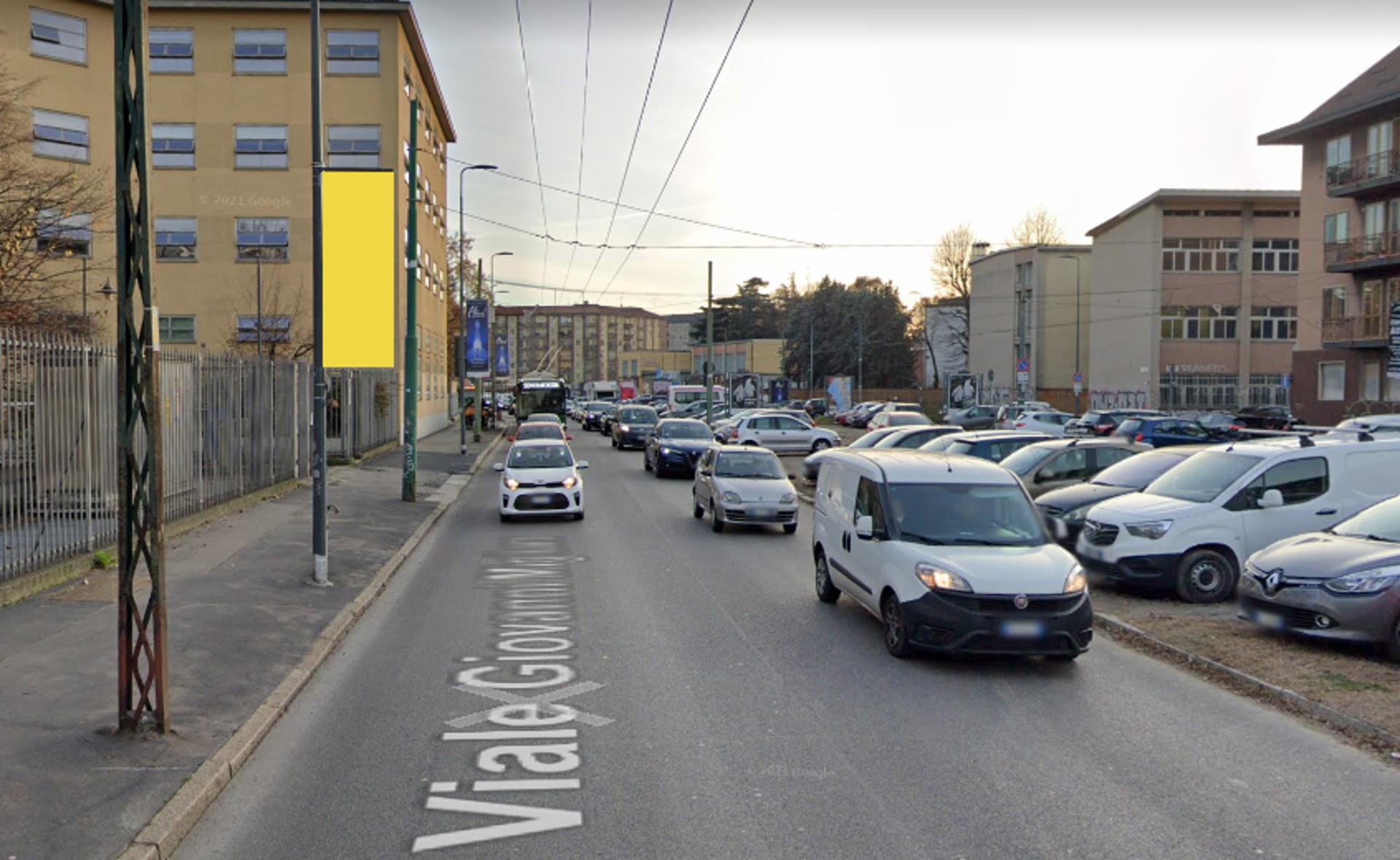 Impianto VERTICAL BANNER a Milano, in zona McDonald's