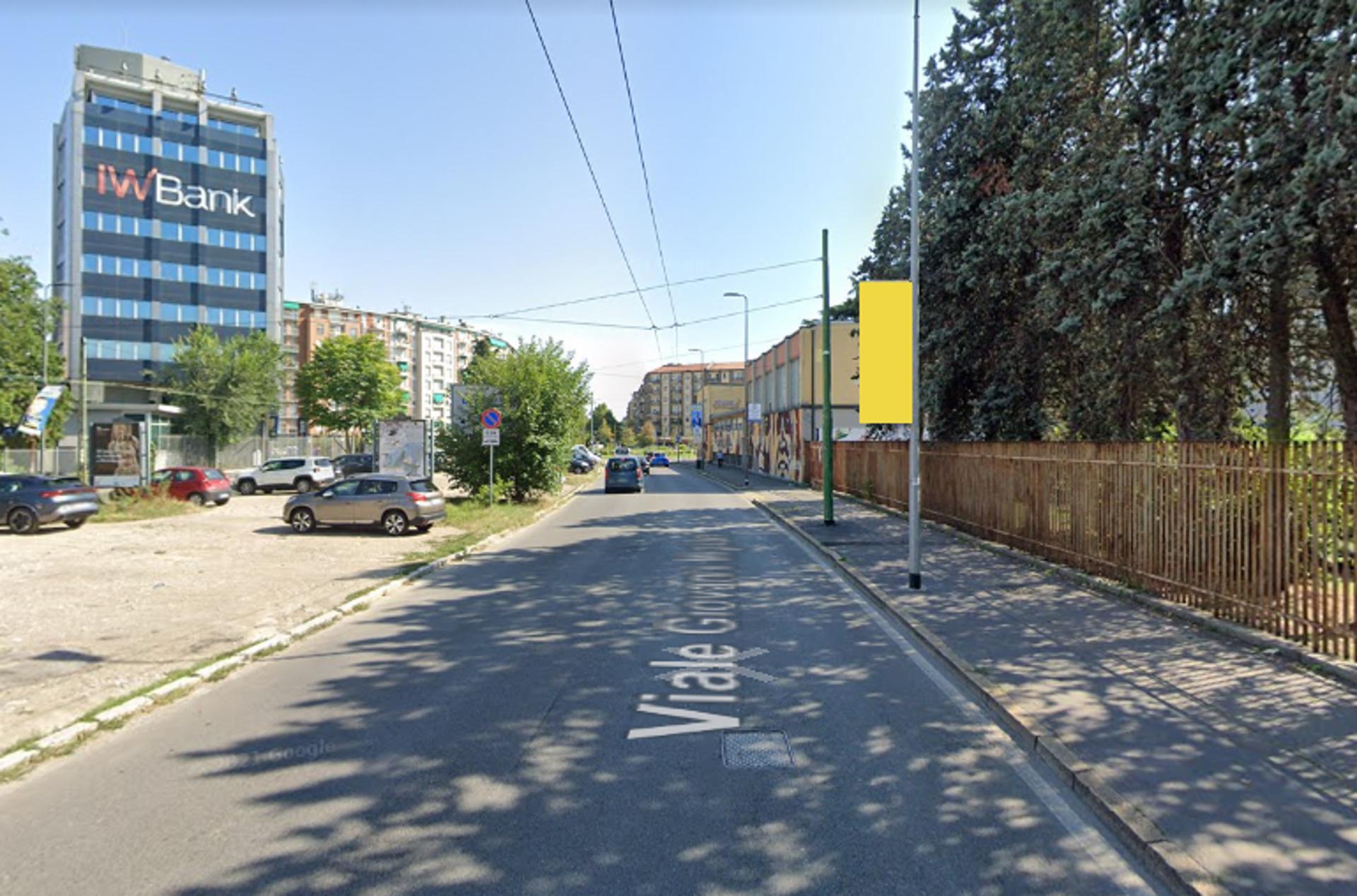 Impianto VERTICAL BANNER a Milano, in zona Da Nonna