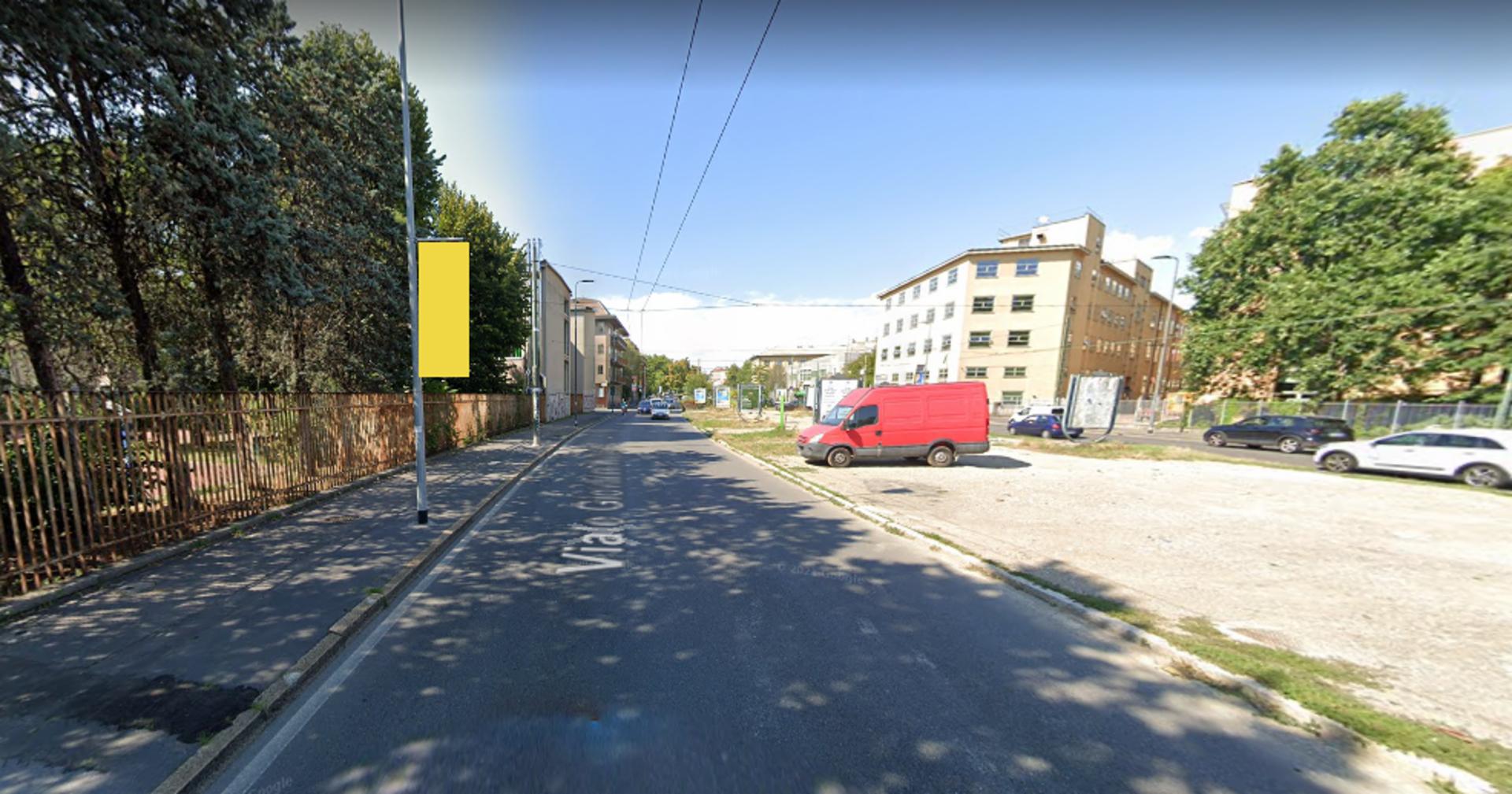 Impianto VERTICAL BANNER a Milano, in zona Da Nonna