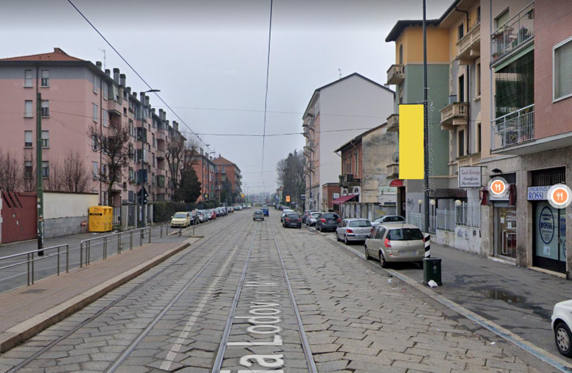 Impianto VERTICAL BANNER a Milano, in zona Comilla