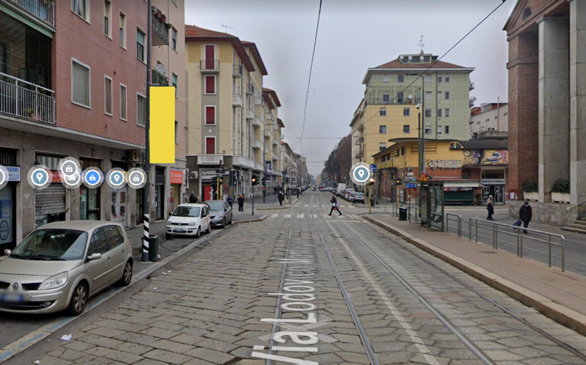 Impianto VERTICAL BANNER a Milano, in zona Comilla