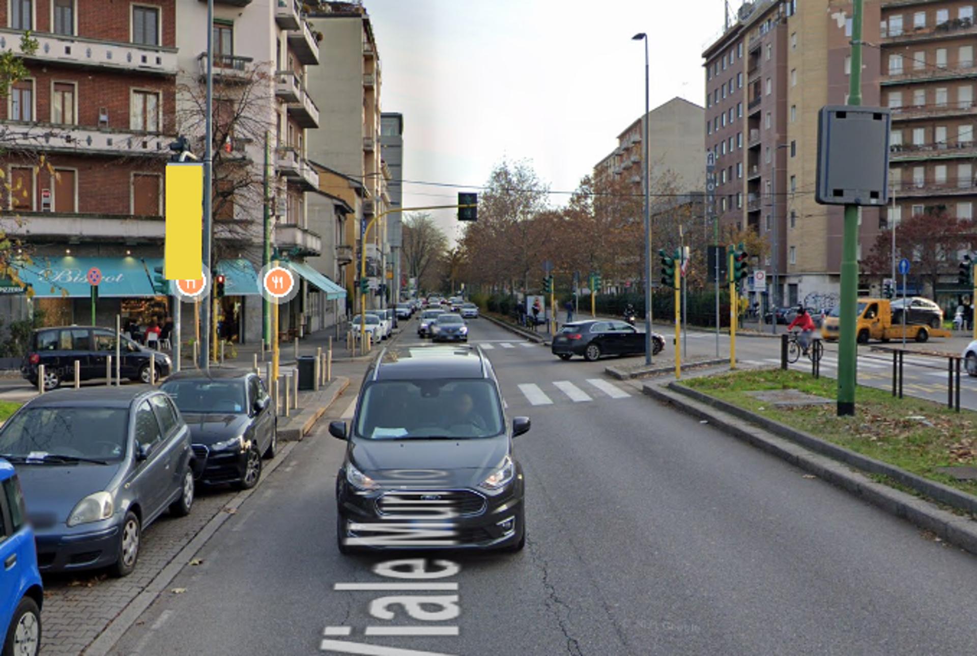 Impianto VERTICAL BANNER a Milano, in zona Ristorante Pizzeria La Primula