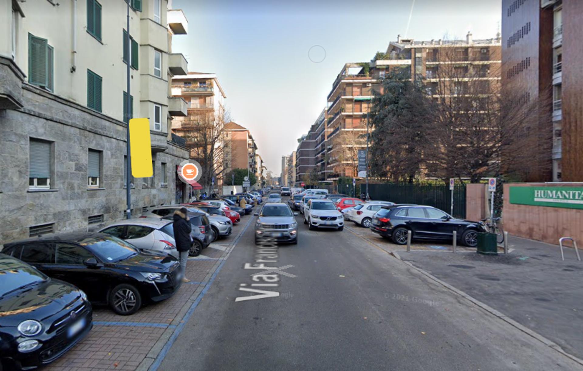 Impianto VERTICAL BANNER a Milano, in zona Acconciature Giovanna