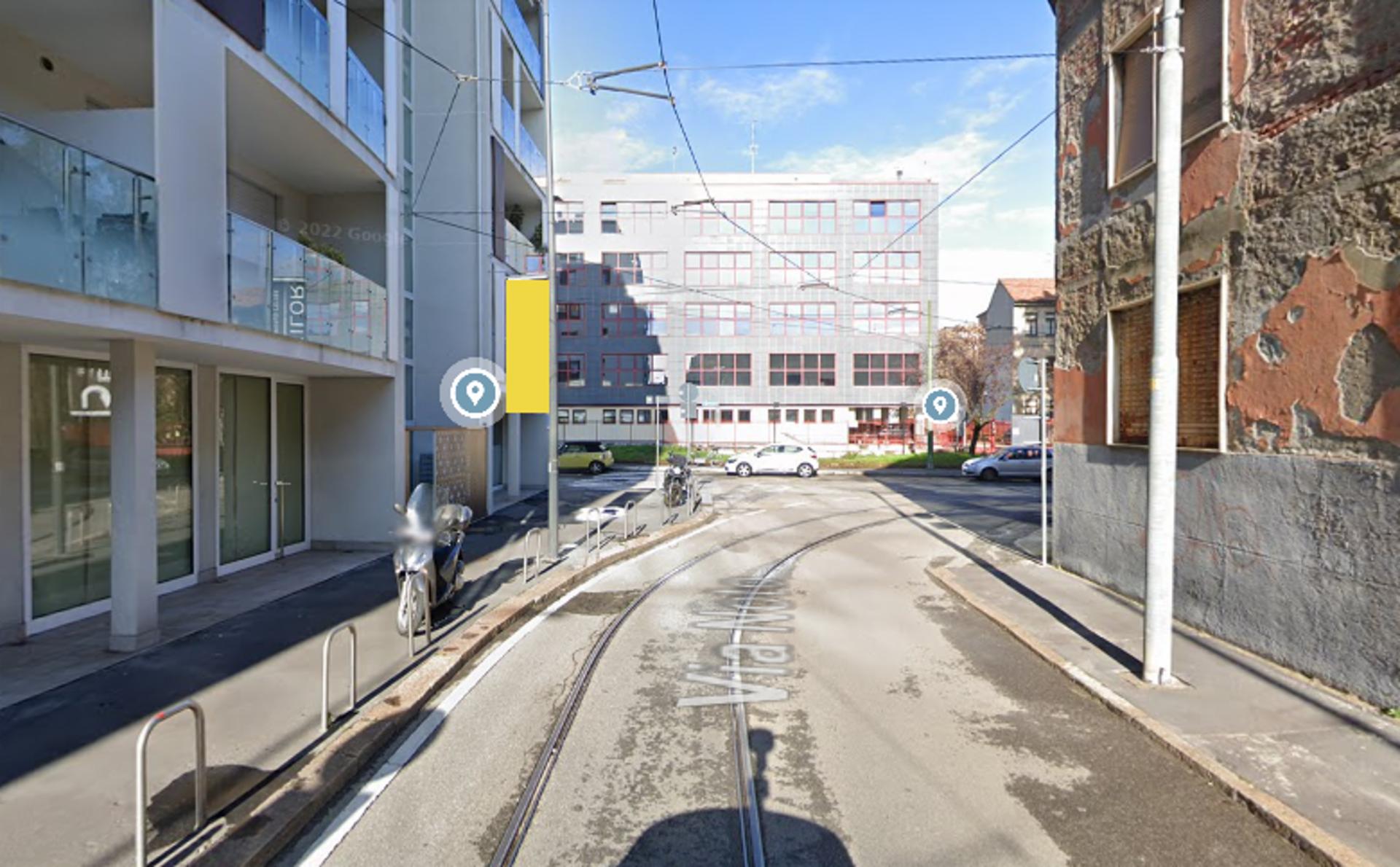 Impianto VERTICAL BANNER a Milano, in zona Lo Stacco