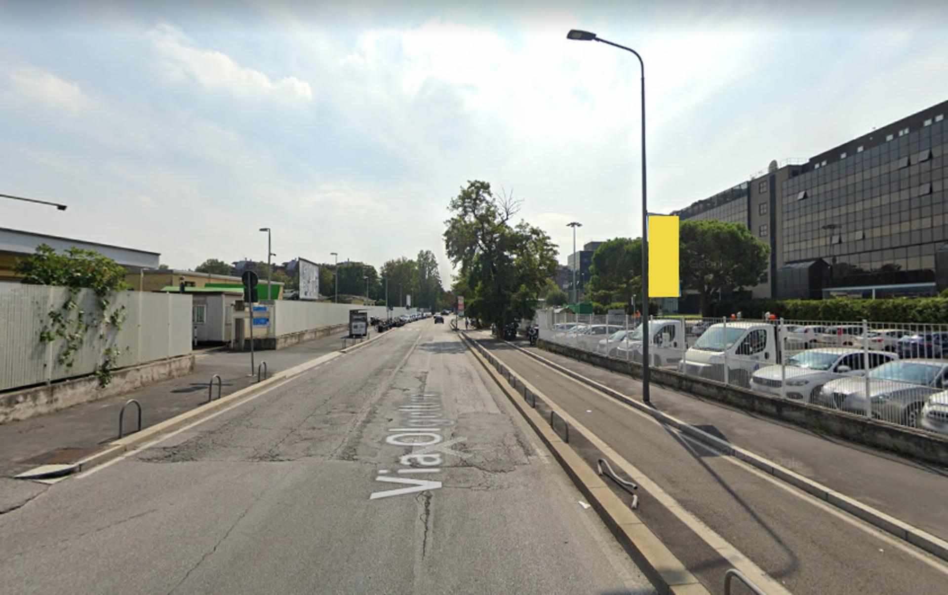 Impianto VERTICAL BANNER a Milano, in zona Mondadori