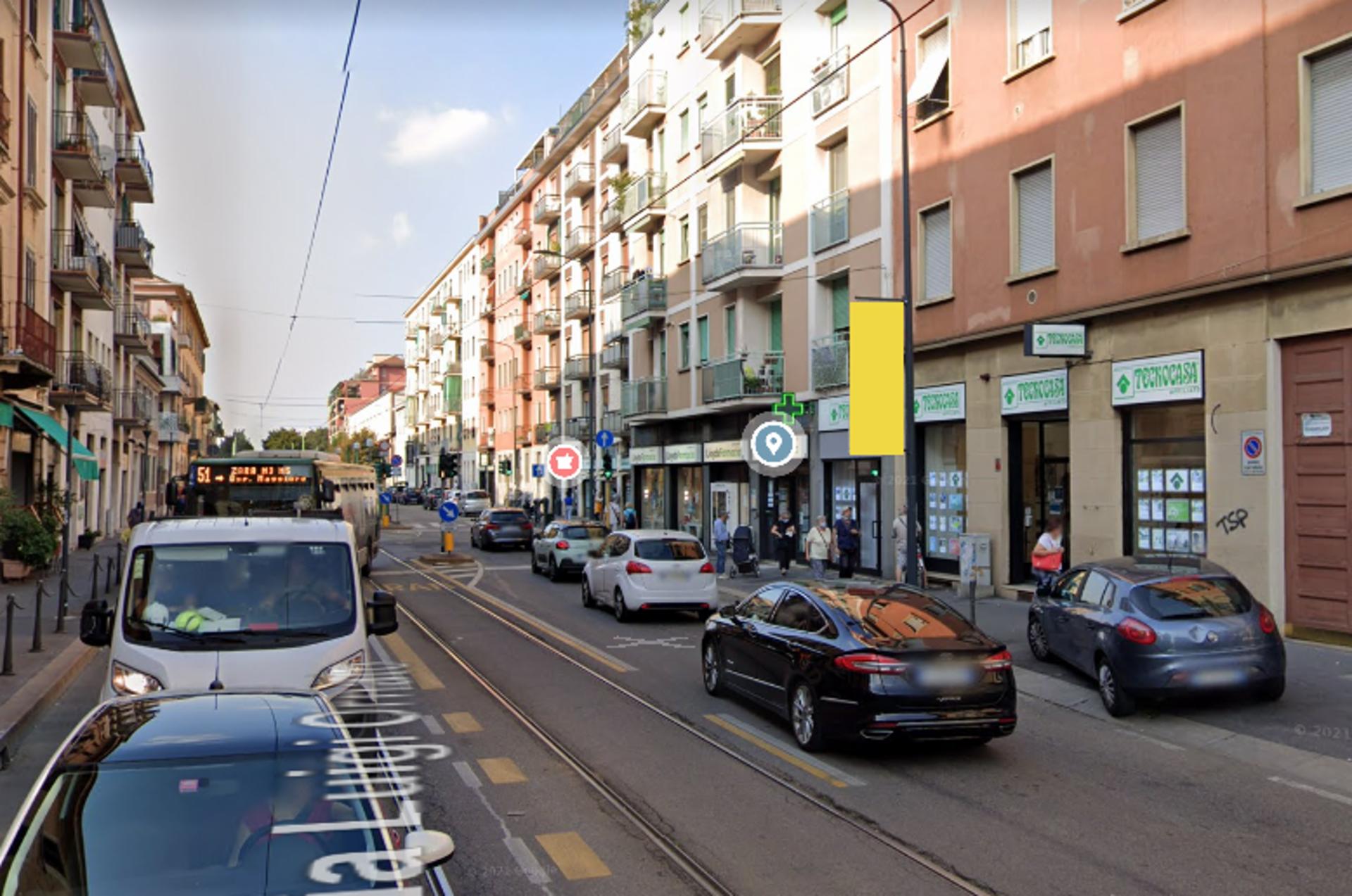 Impianto VERTICAL BANNER a Milano, in zona Quadrifoglio