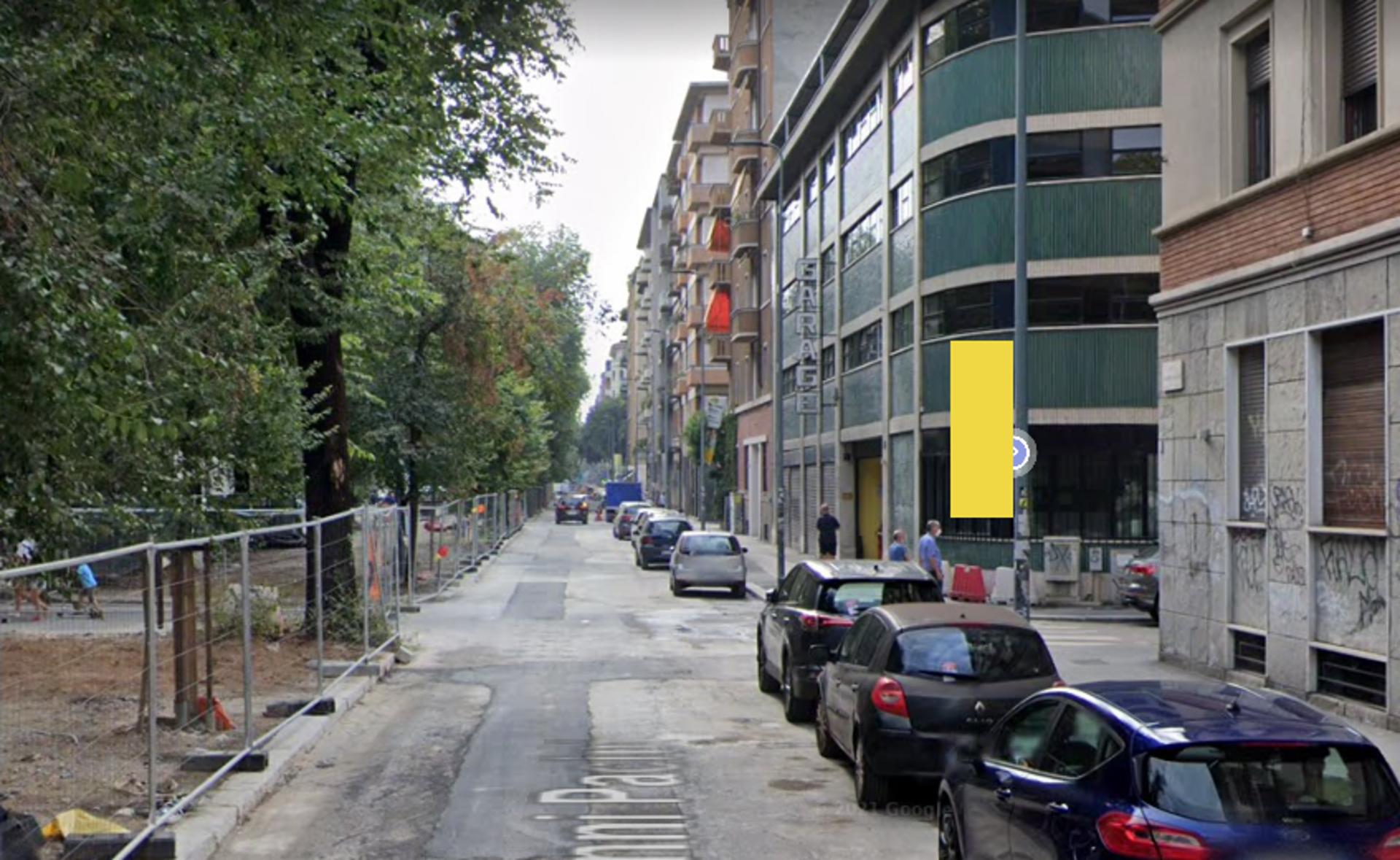 Impianto VERTICAL BANNER a Milano, in zona Alimentari Pacini