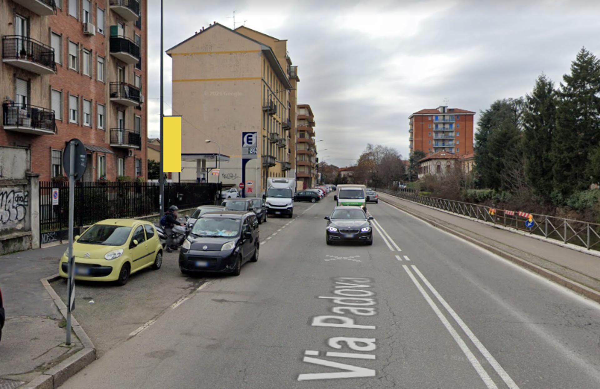 Impianto VERTICAL BANNER a Milano, in zona Cast Parrucchieri
