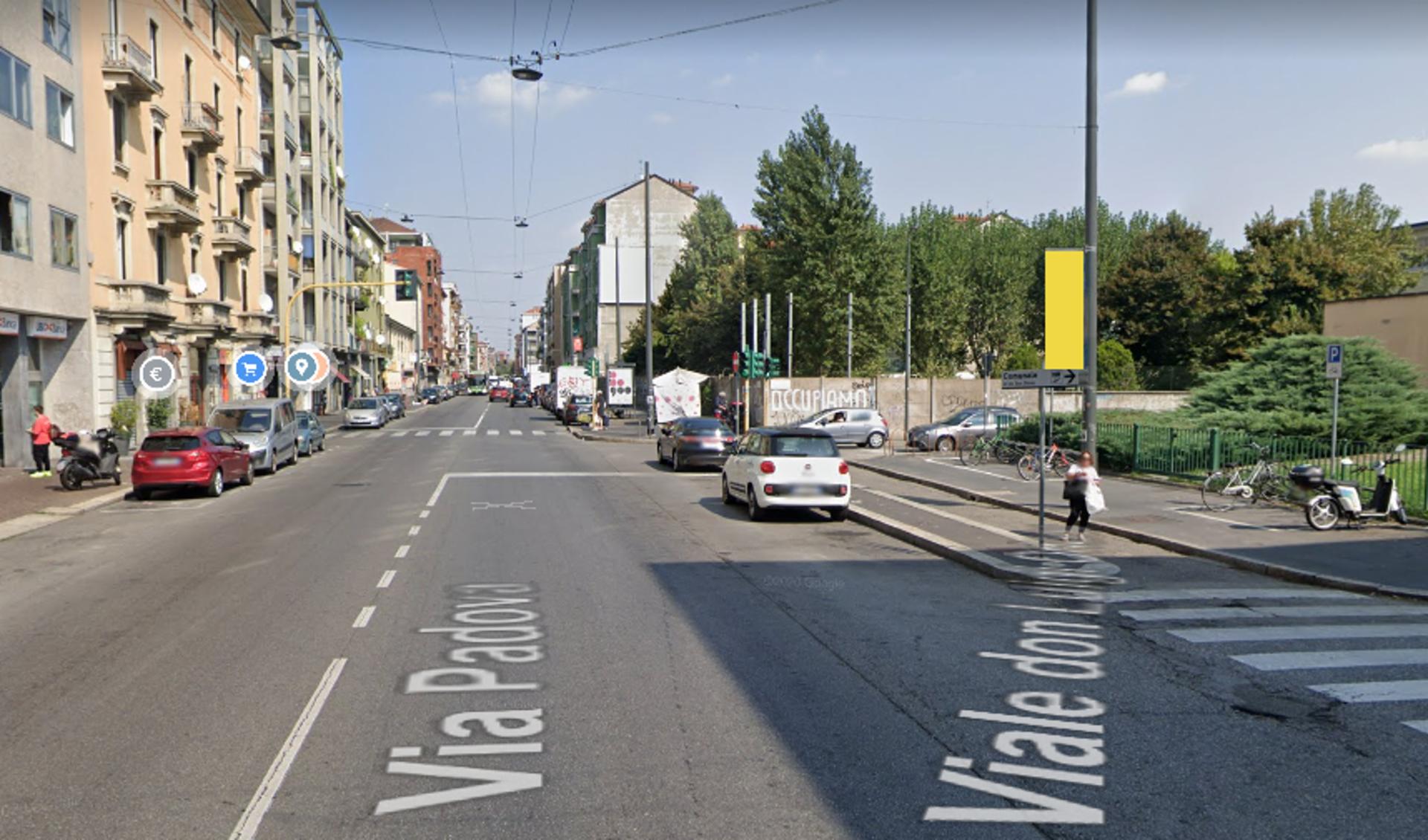 Impianto VERTICAL BANNER a Milano, in zona Martini