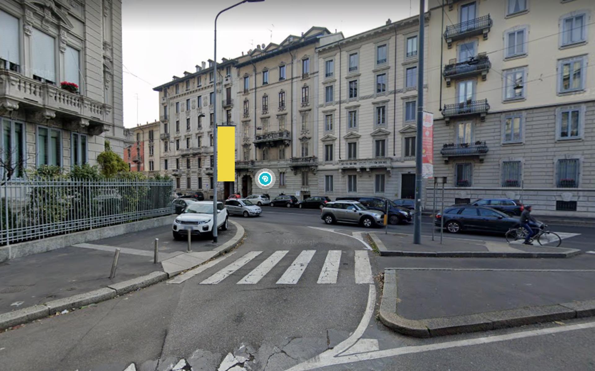Impianto VERTICAL BANNER a Milano, in zona Intimo 3+