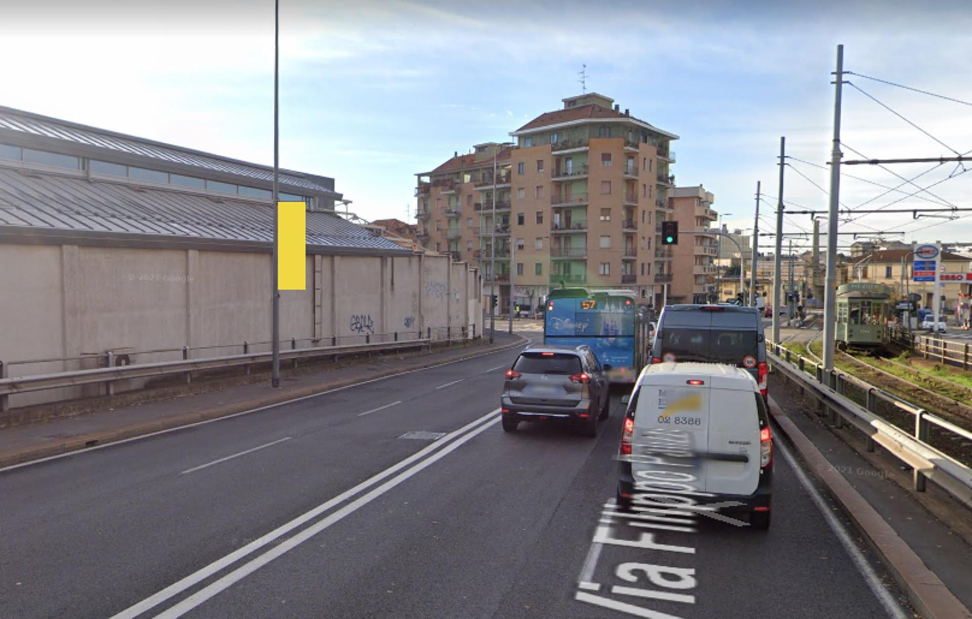 Impianto VERTICAL BANNER a Milano, in zona ApeCesare