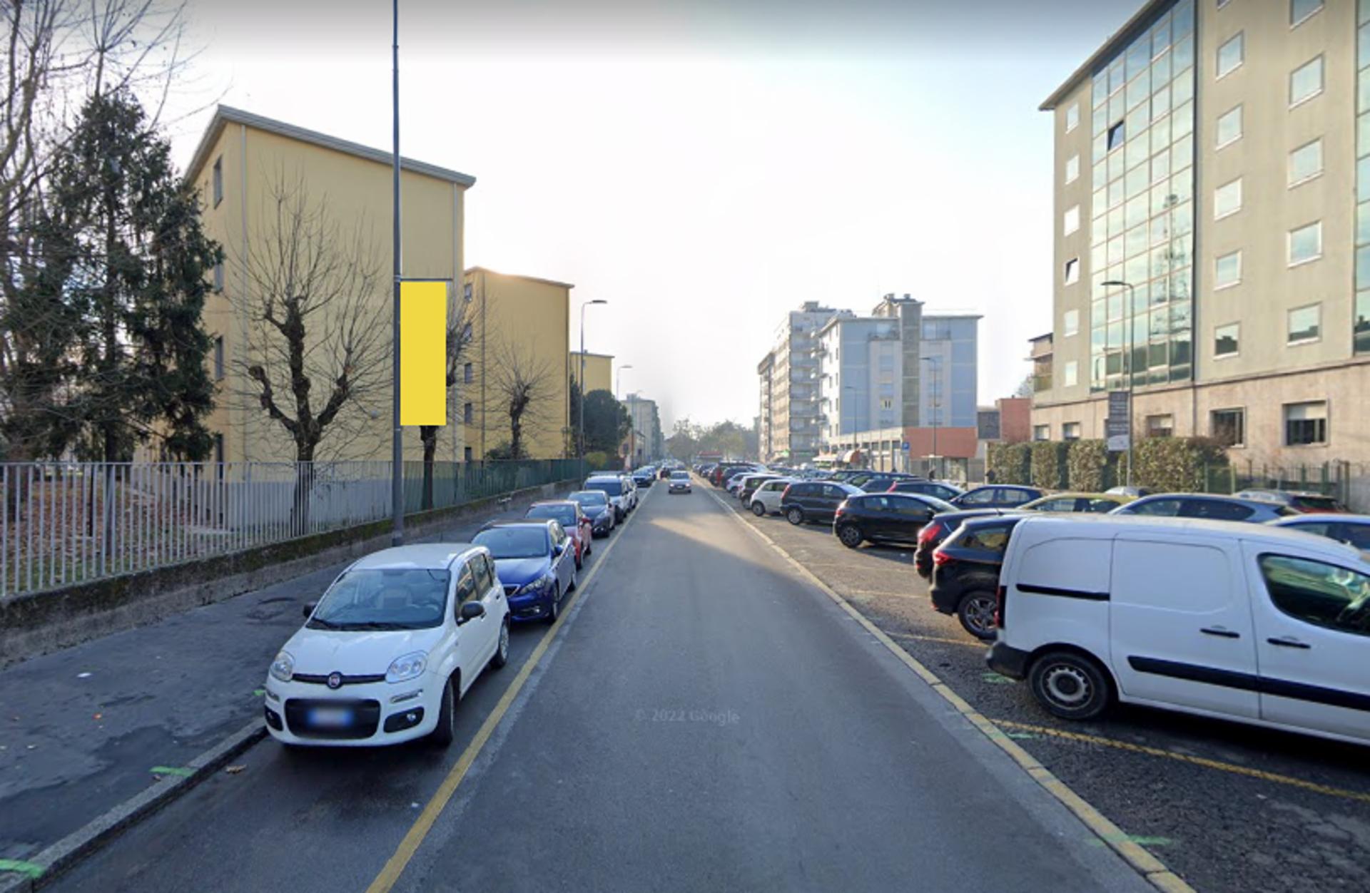 Impianto VERTICAL BANNER a Milano, in zona Sathya Ceylon