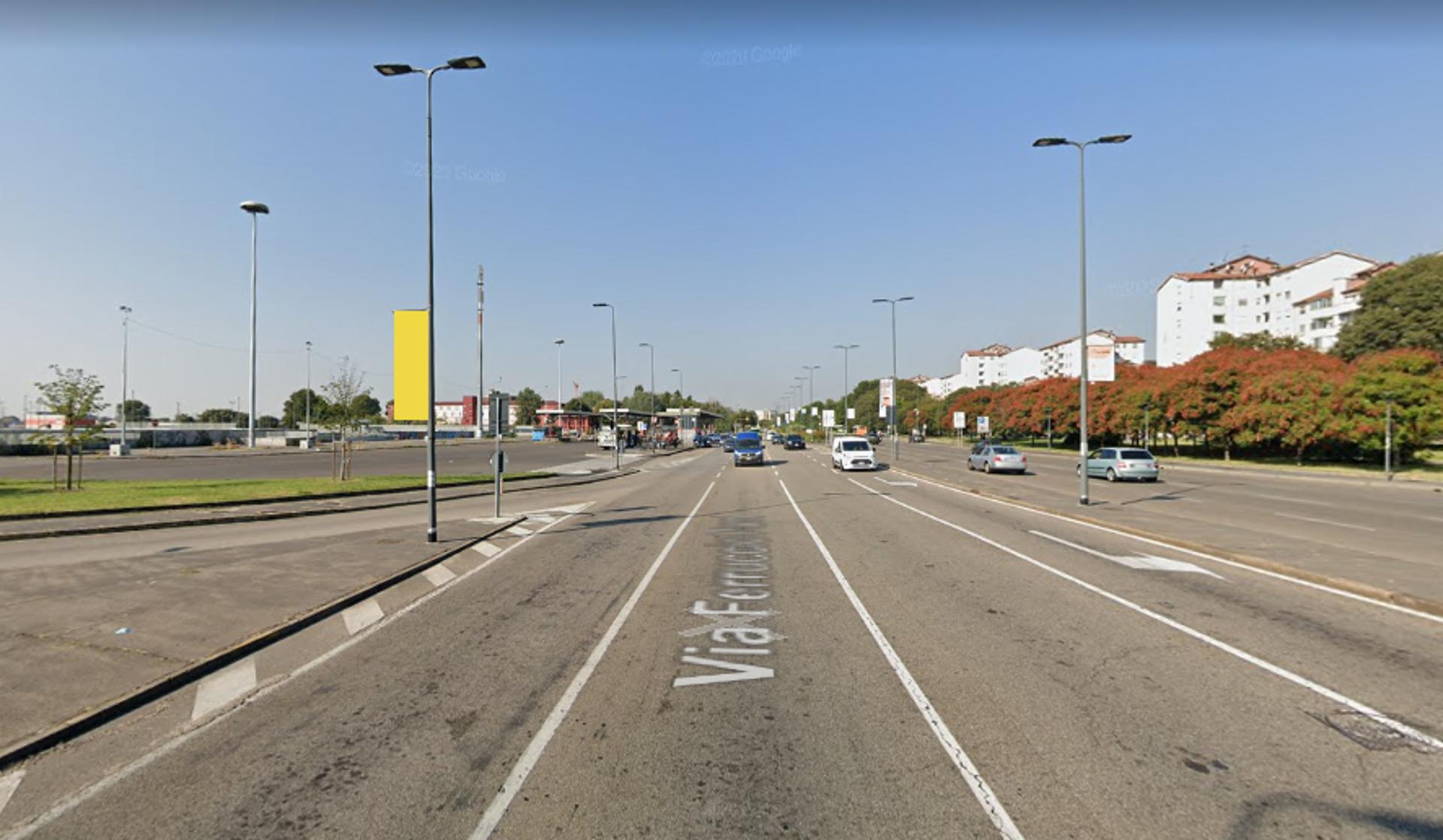 Impianto VERTICAL BANNER a Milano, in zona Pizzikotto