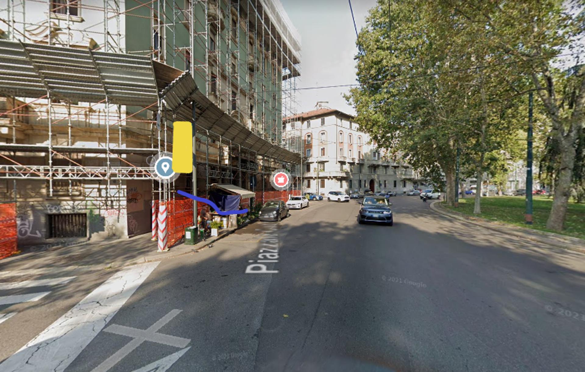 Impianto VERTICAL BANNER a Milano, in zona Bar Basso