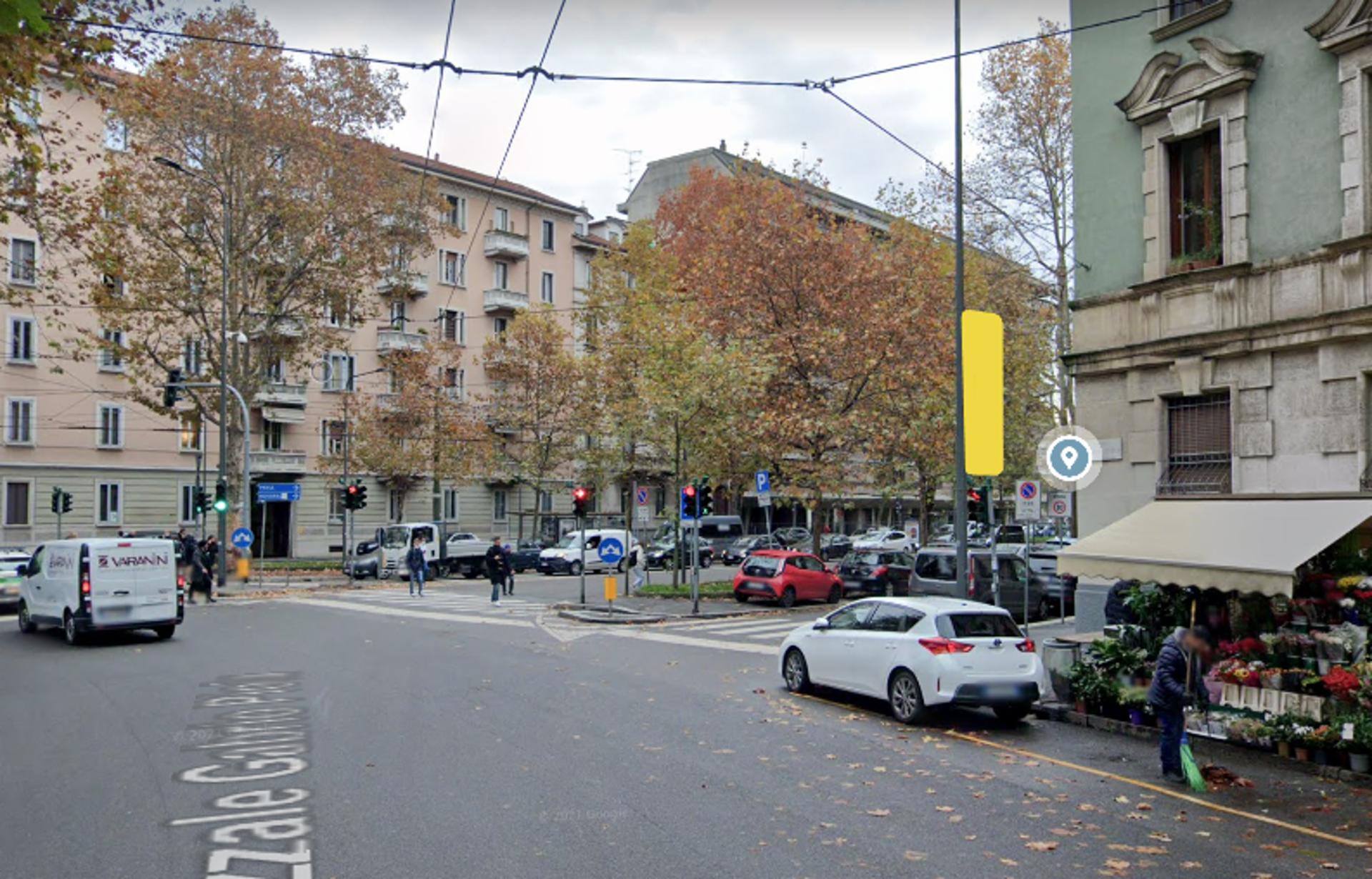Impianto VERTICAL BANNER a Milano, in zona Bar Basso