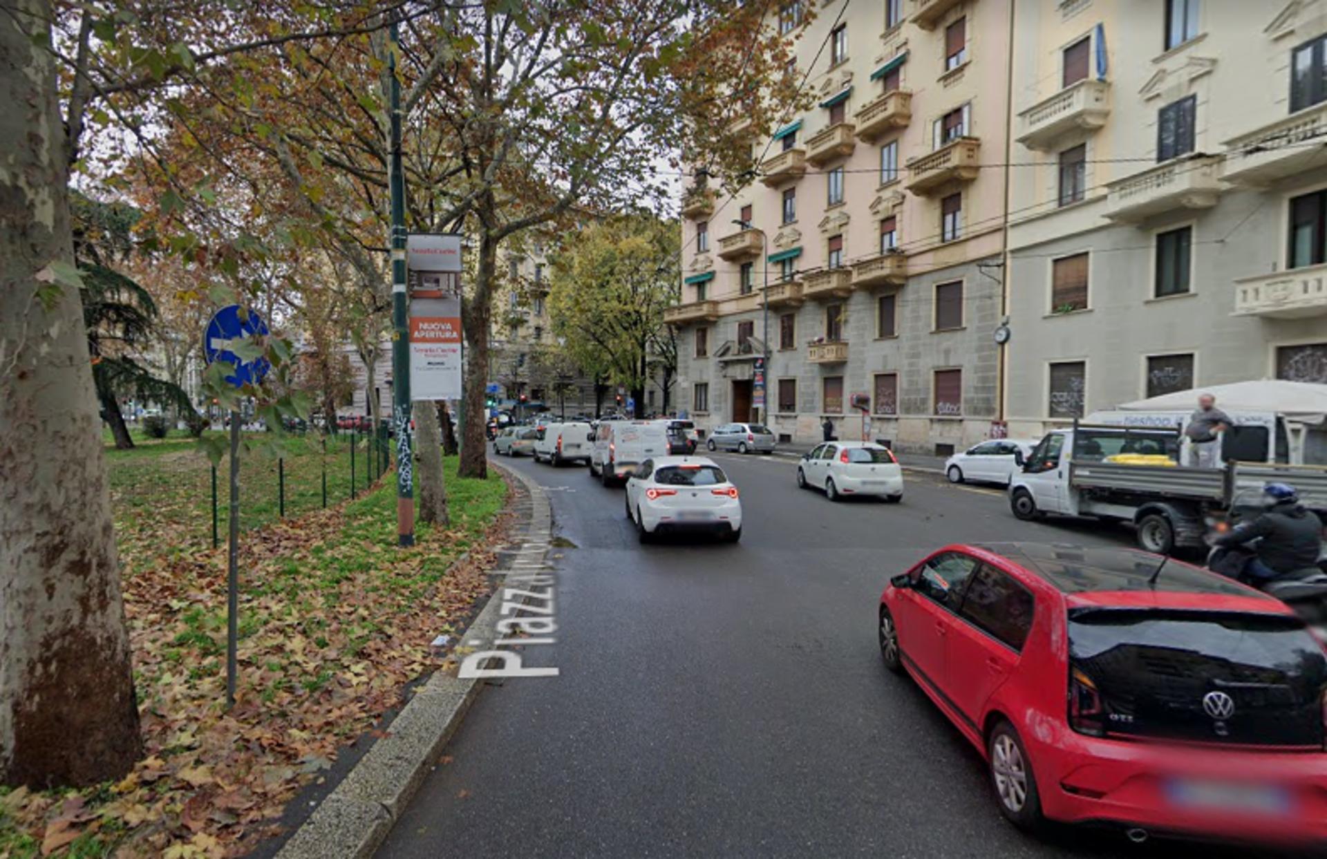 Impianto VERTICAL BANNER a Milano, in zona Bar Basso