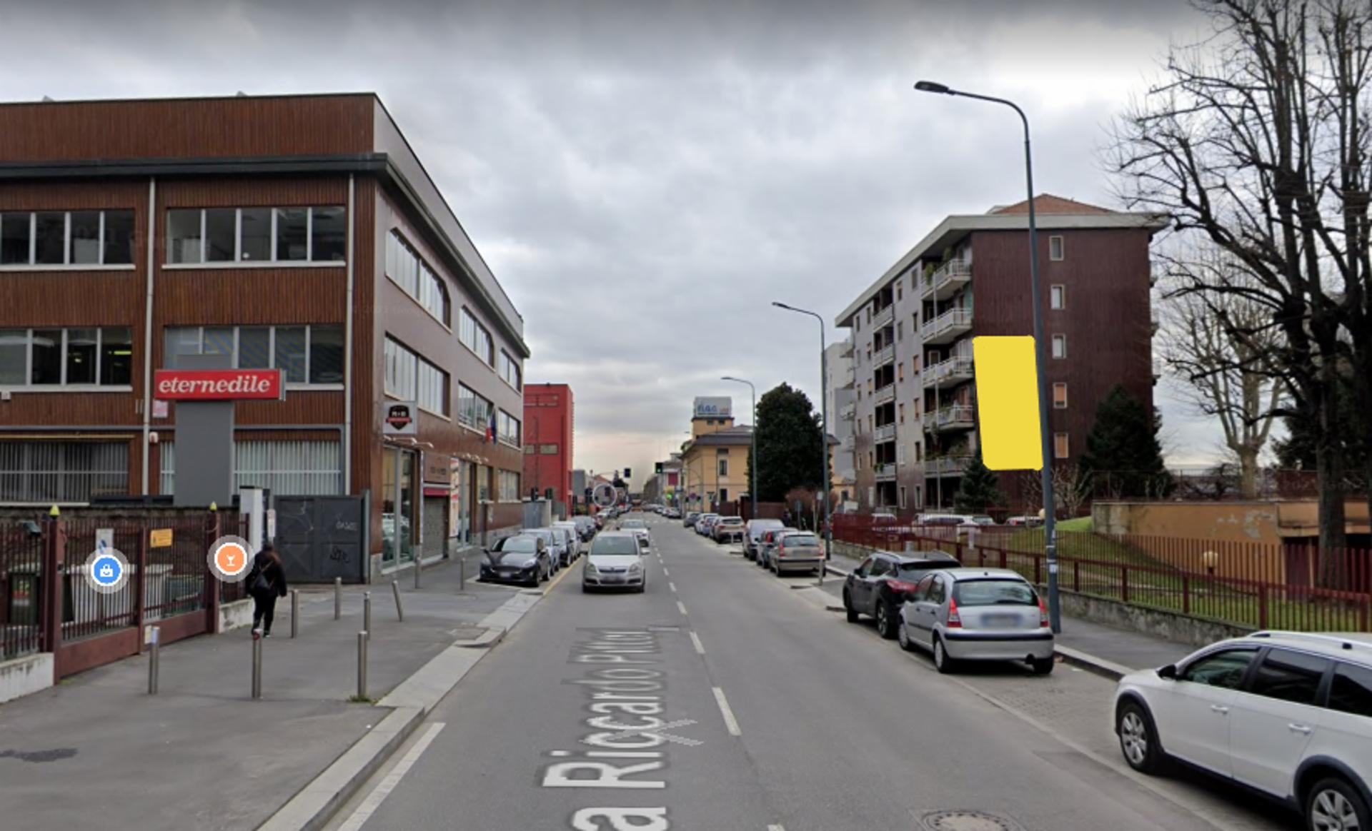 Impianto VERTICAL BANNER a Milano, in zona Ribs and beer