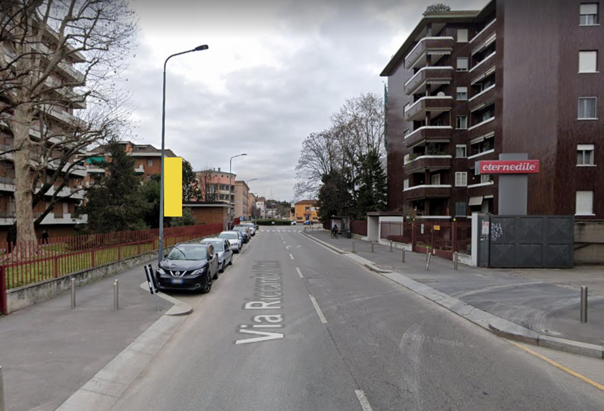 Impianto VERTICAL BANNER a Milano, in zona Ribs and beer