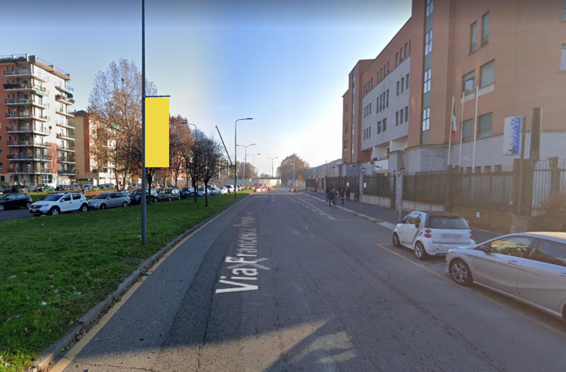Impianto VERTICAL BANNER a Milano, in zona Bar Lory