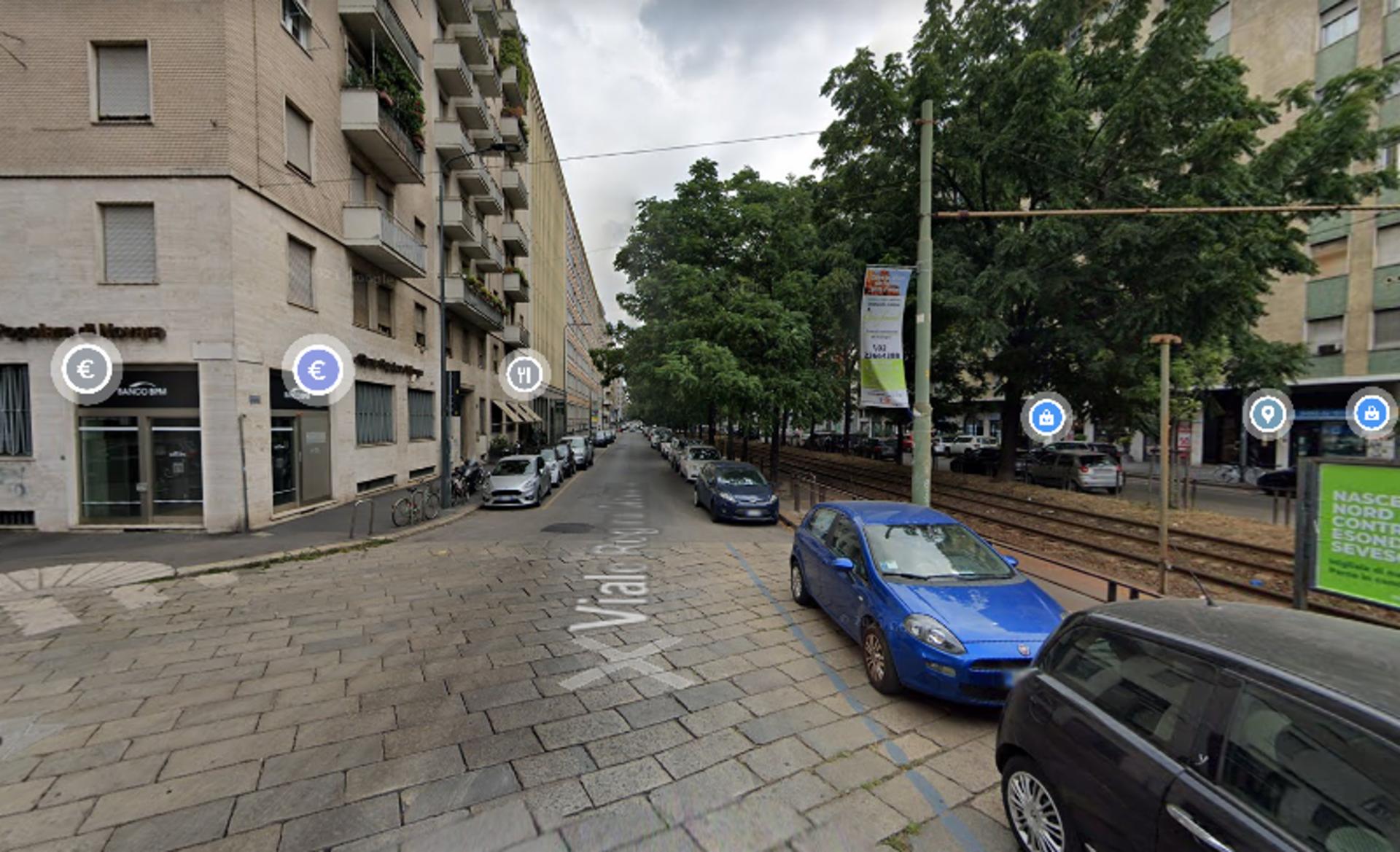 Impianto VERTICAL BANNER a Milano, in zona Dream
