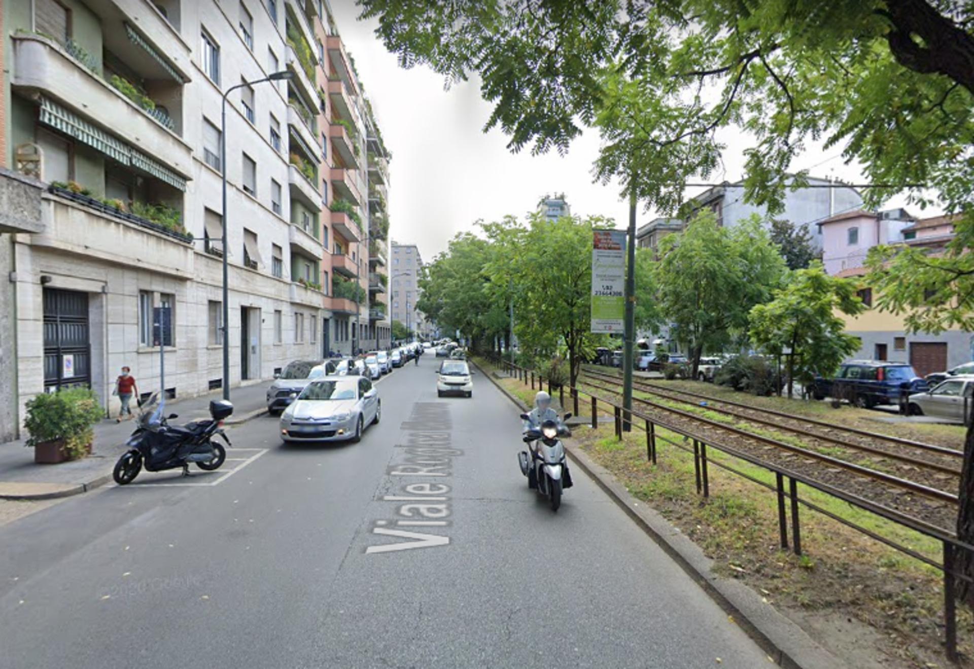 Impianto VERTICAL BANNER a Milano, in zona La pena de pocho