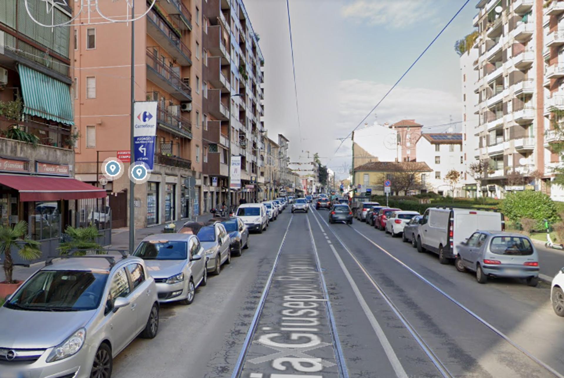 Impianto VERTICAL BANNER a Milano, in zona Bar Lisa