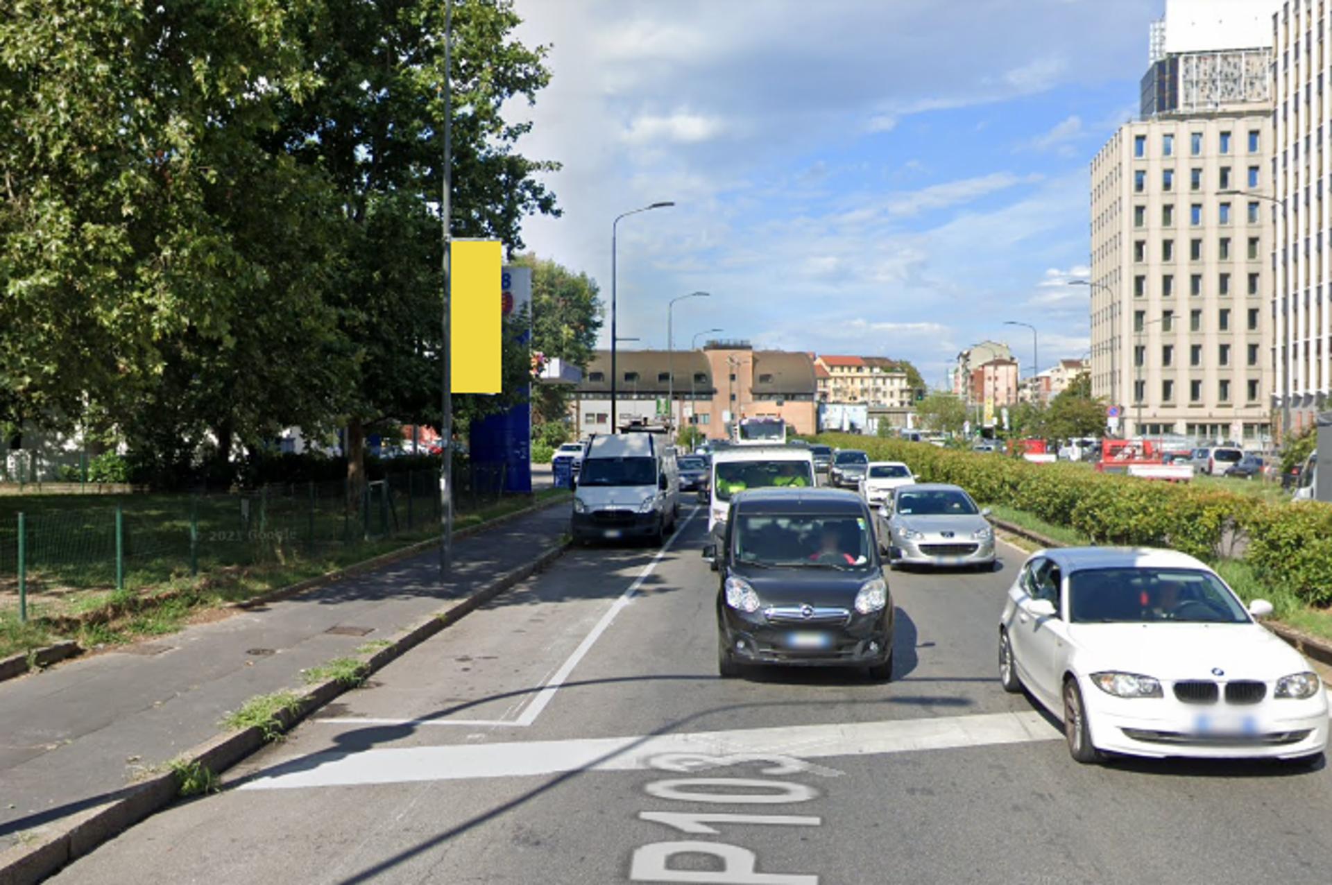 Impianto VERTICAL BANNER a Milano, in zona Bar Oscar