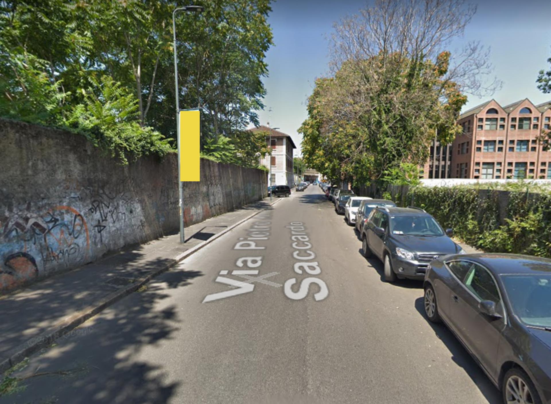 Impianto VERTICAL BANNER a Milano, in zona Dallo Zio