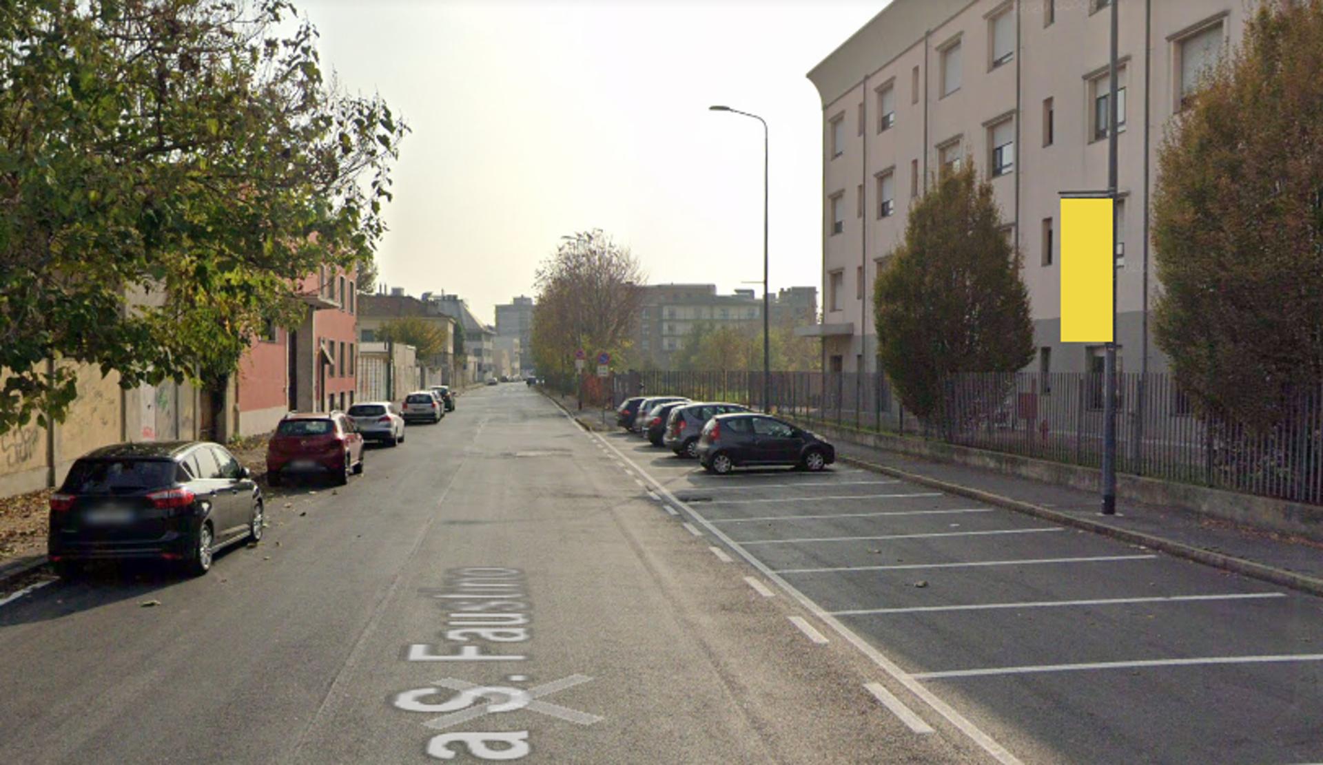 Impianto VERTICAL BANNER a Milano, in zona Simpaty