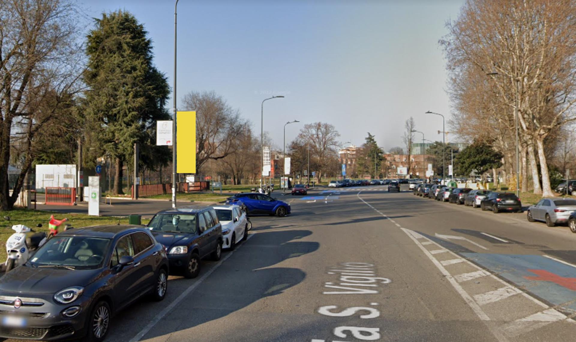 Impianto VERTICAL BANNER a Milano, in zona Excalibur
