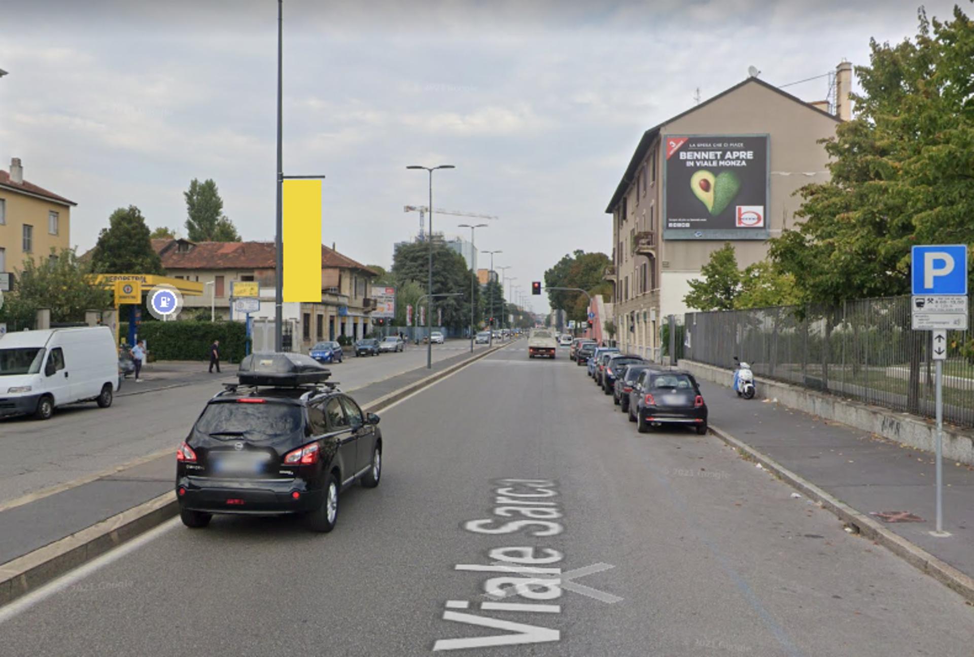Impianto VERTICAL BANNER a Milano, in zona Libreria Emmedue