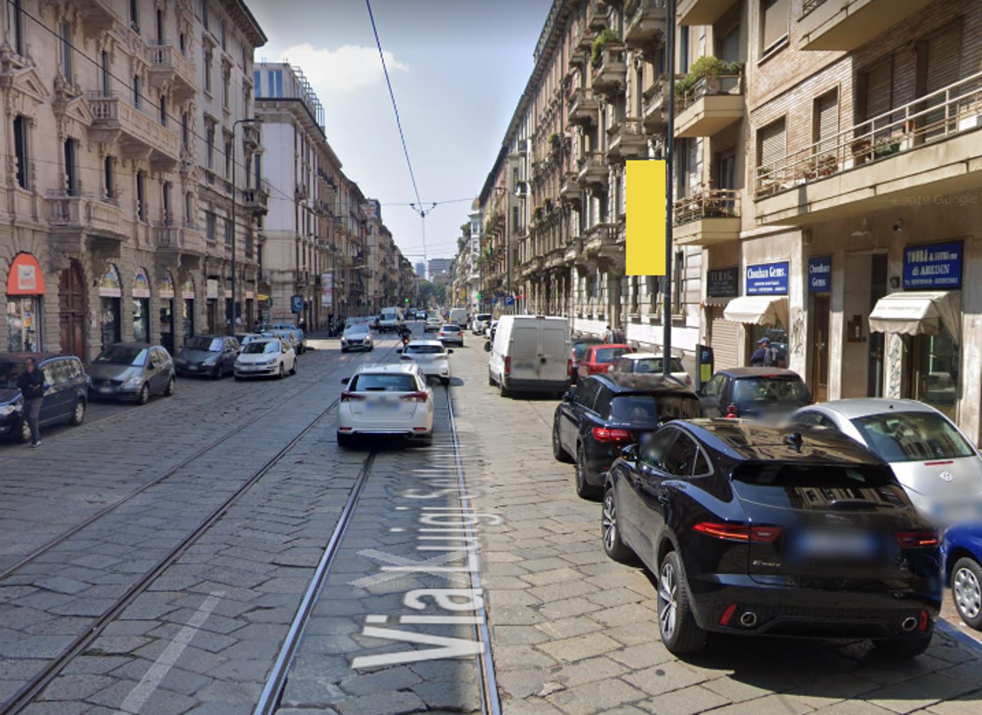 Impianto VERTICAL BANNER a Milano, in zona Rainbow Jewels