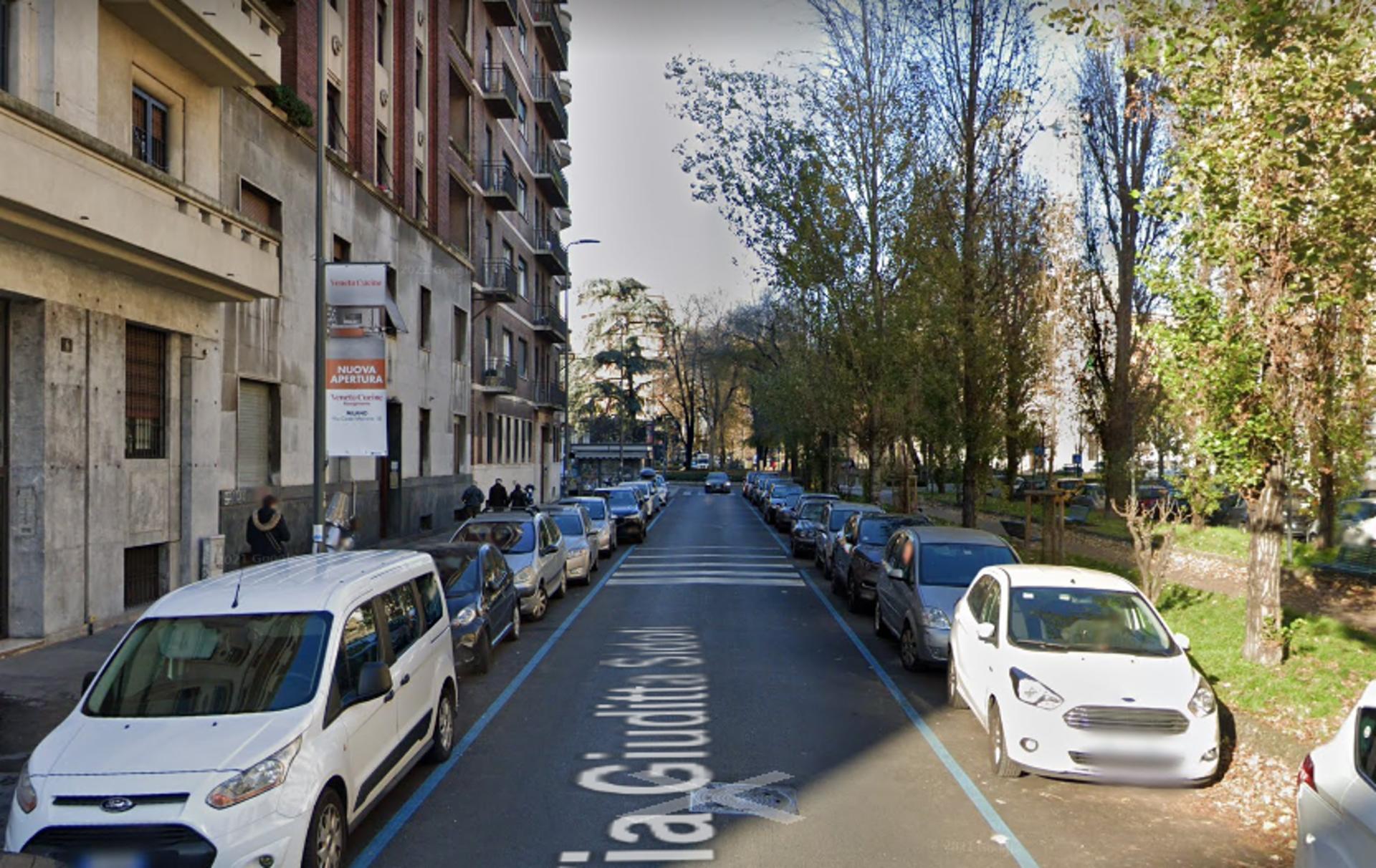 Impianto VERTICAL BANNER a Milano, in zona La Cremeria di Nonno Peppe