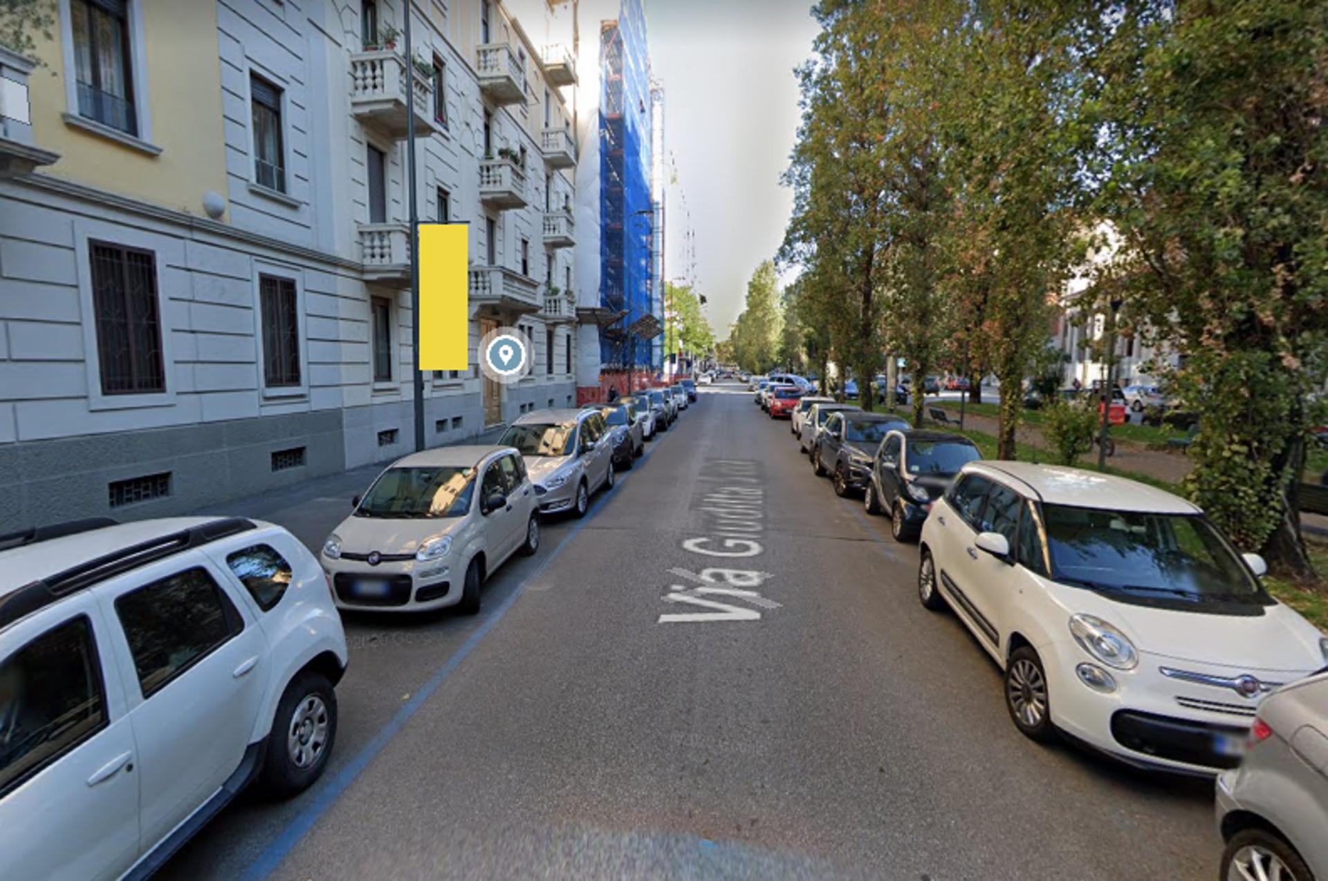 Impianto VERTICAL BANNER a Milano, in zona La Cremeria di Nonno Peppe