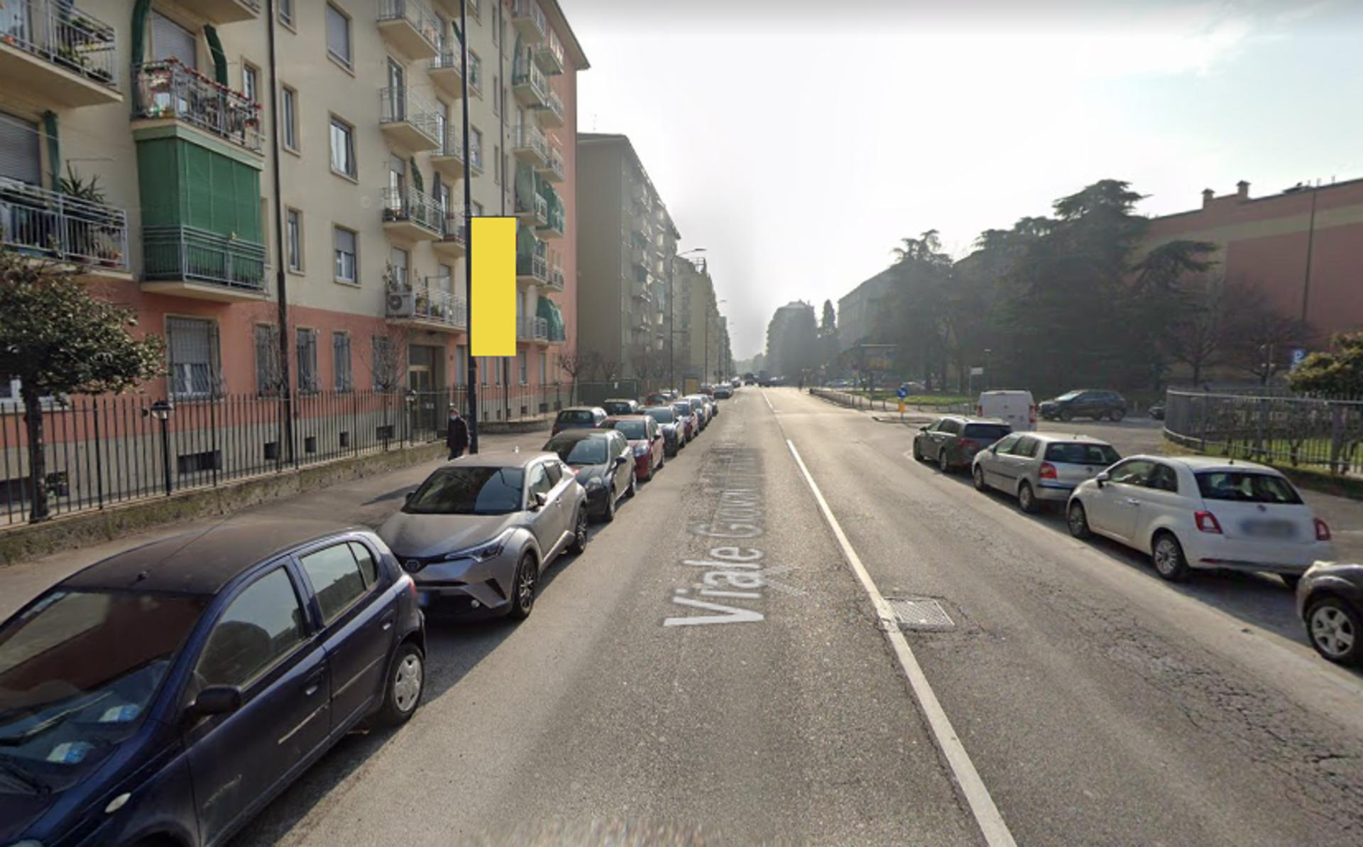 Impianto VERTICAL BANNER a Milano, in zona Divina Acconciature