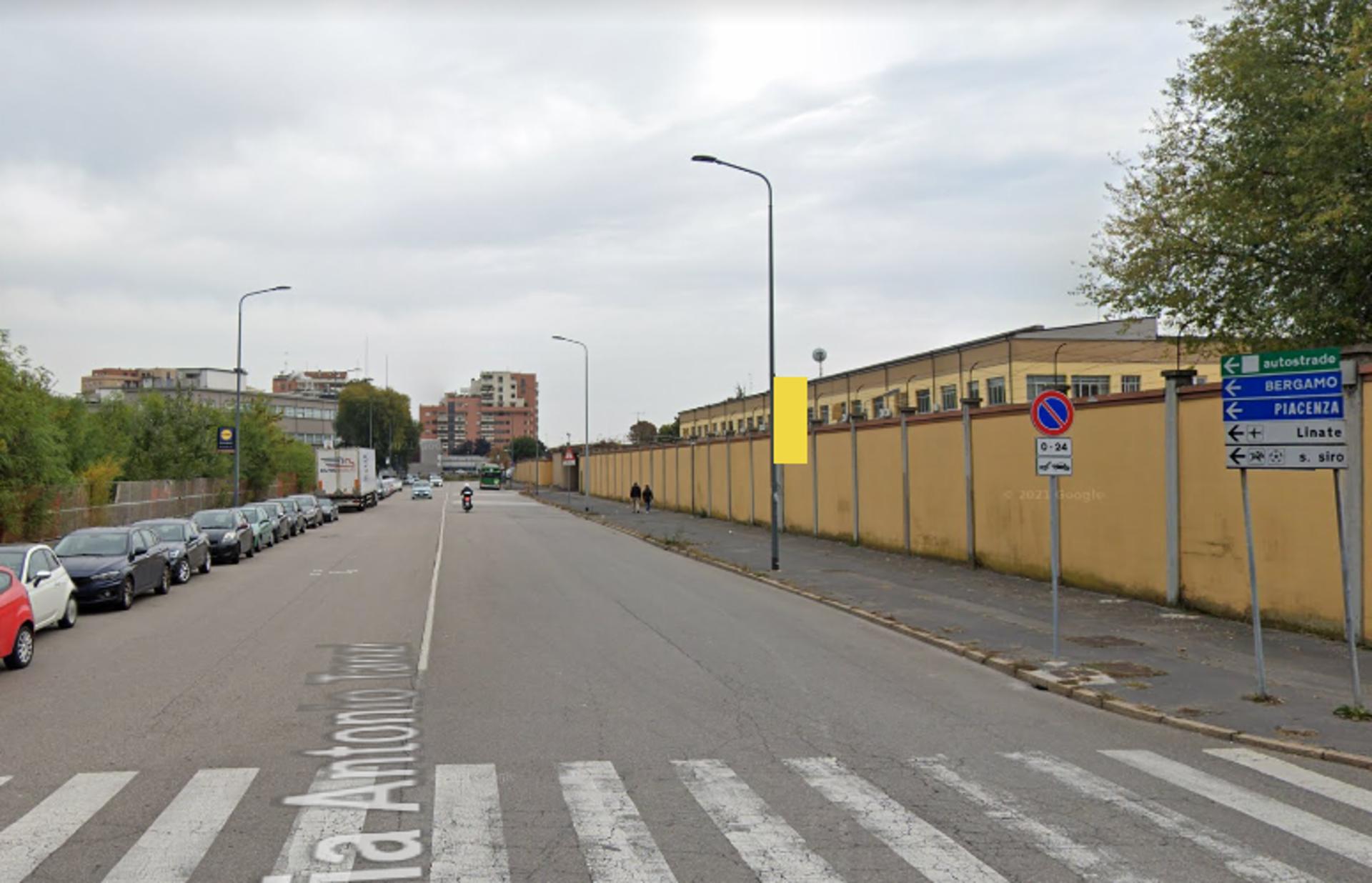 Impianto VERTICAL BANNER a Milano, in zona Simpaty