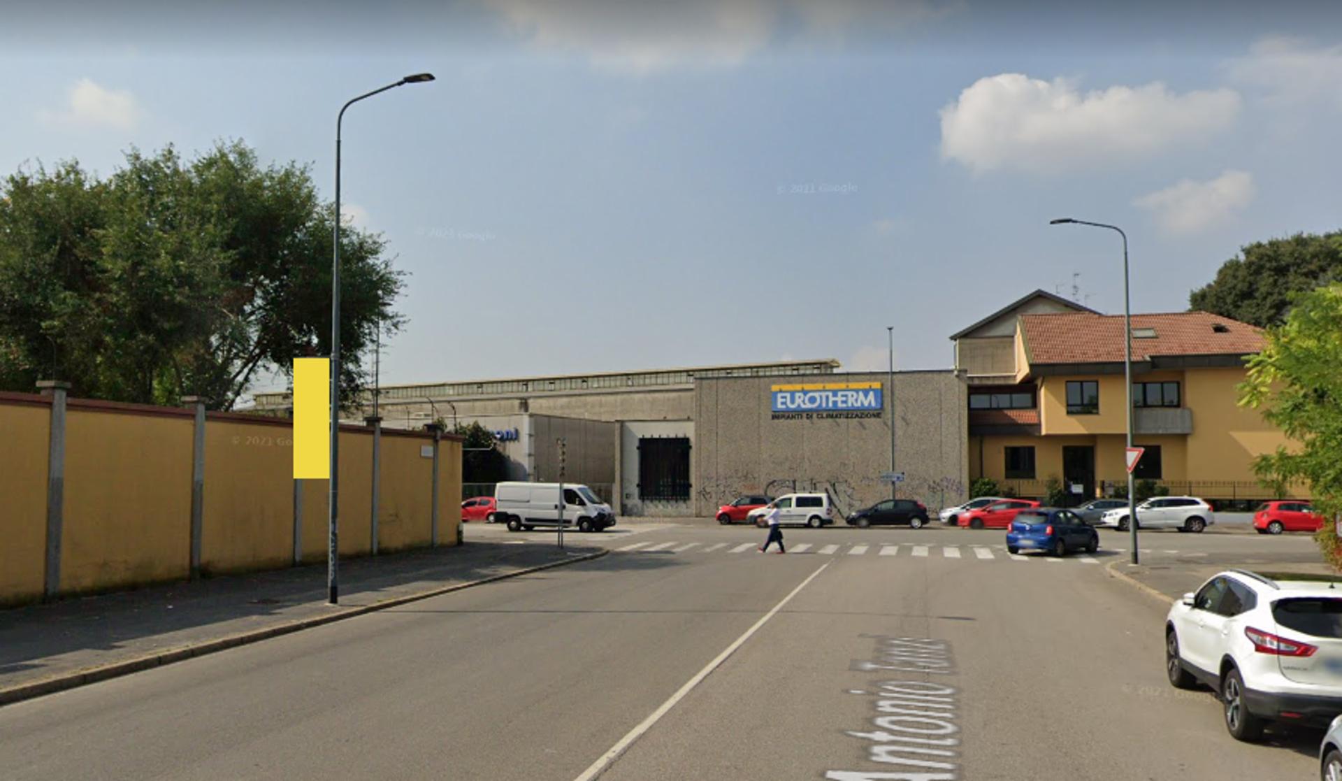 Impianto VERTICAL BANNER a Milano, in zona Simpaty