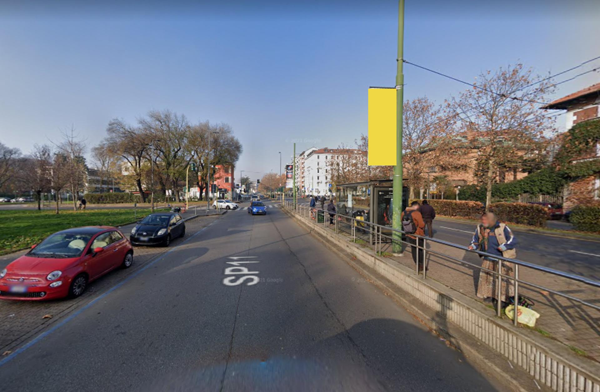 Impianto VERTICAL BANNER a Milano, in zona Luca Loco