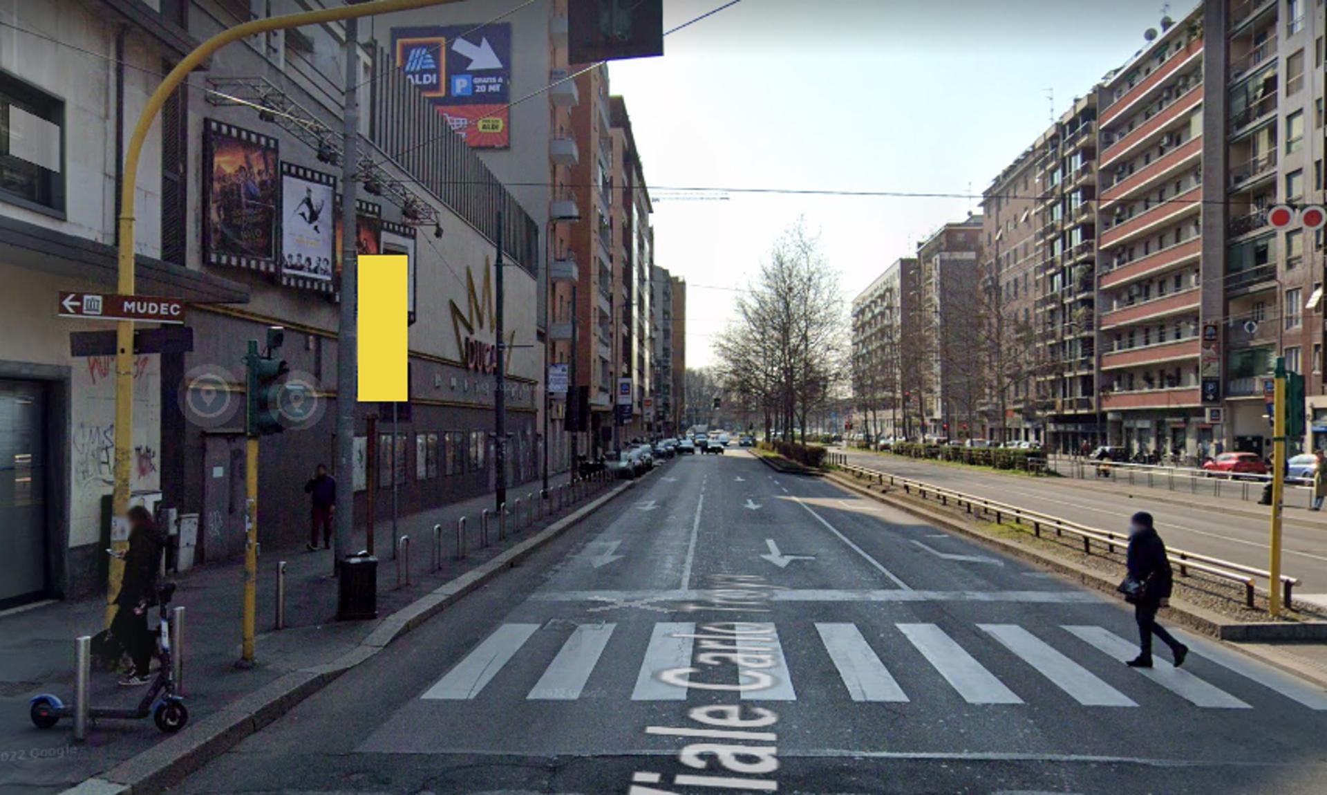 Impianto VERTICAL BANNER a Milano, in zona Dou