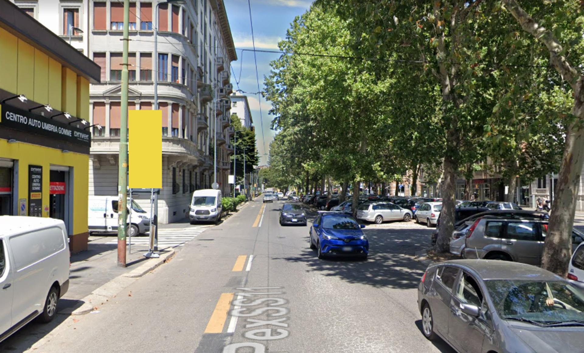 Impianto VERTICAL BANNER a Milano, in zona Max Bar