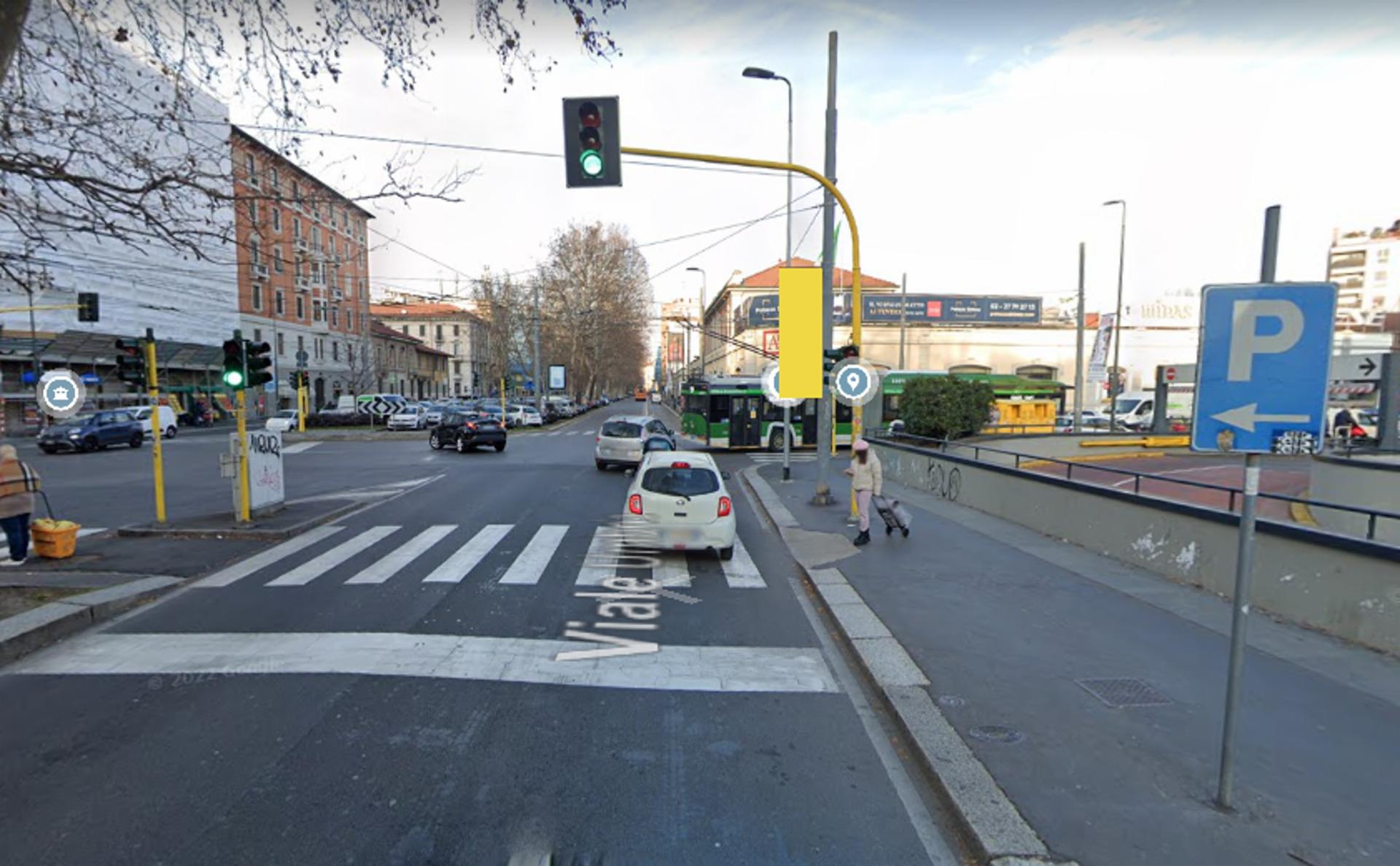 Impianto VERTICAL BANNER a Milano, in zona Esselunga