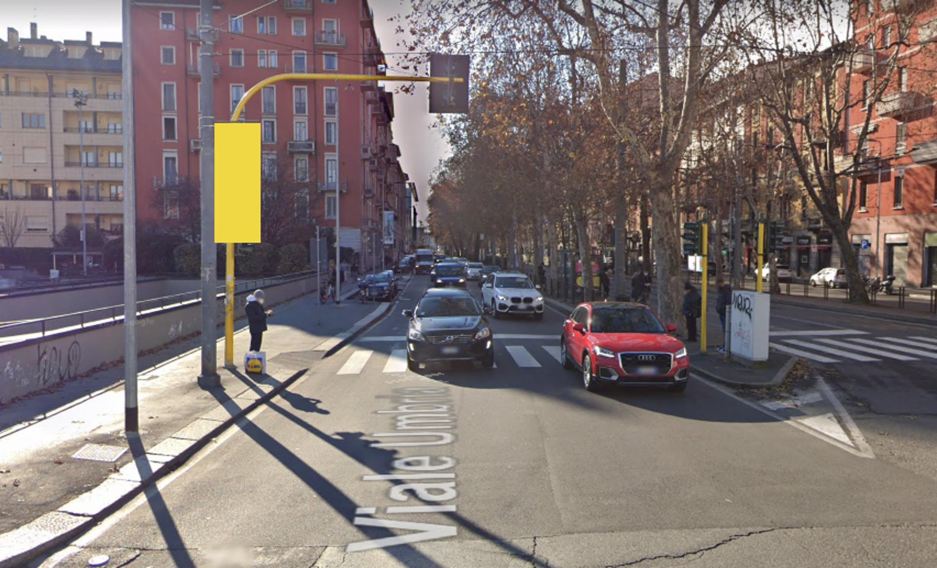 Impianto VERTICAL BANNER a Milano, in zona Esselunga