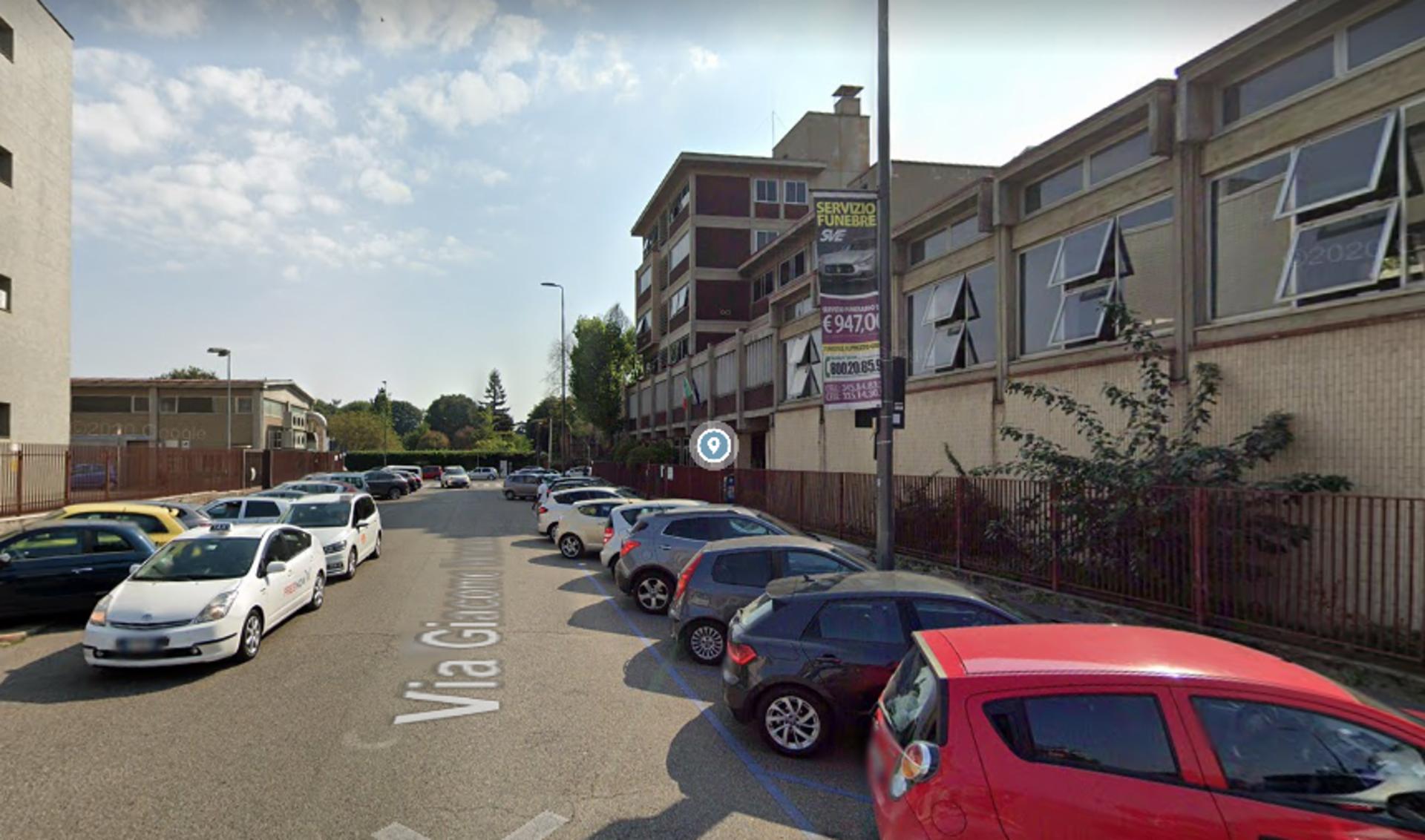 Impianto VERTICAL BANNER a Milano, in zona Au Vieux Strasbourg