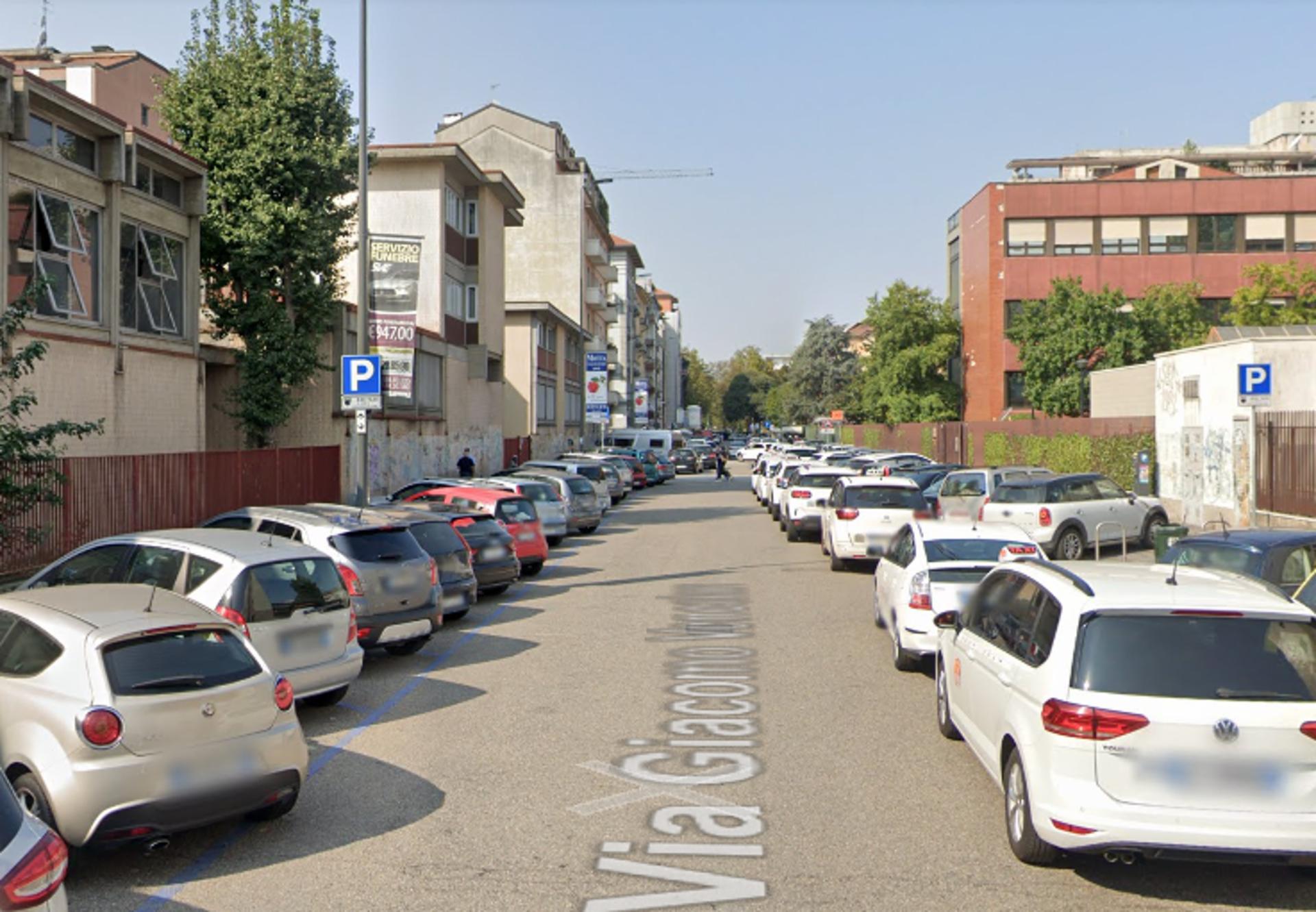 Impianto VERTICAL BANNER a Milano, in zona Au Vieux Strasbourg