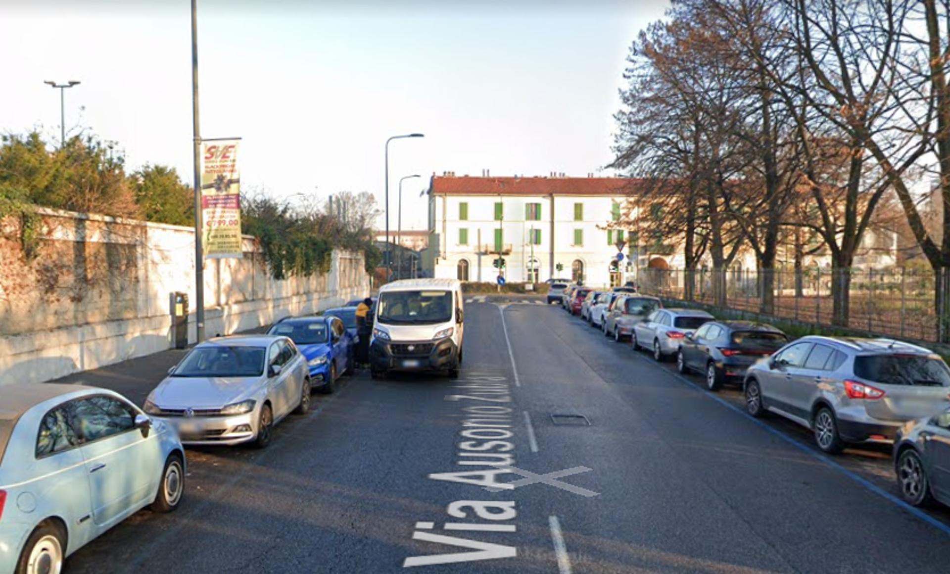 Impianto VERTICAL BANNER a Milano, in zona Goldenpoint Niguarda