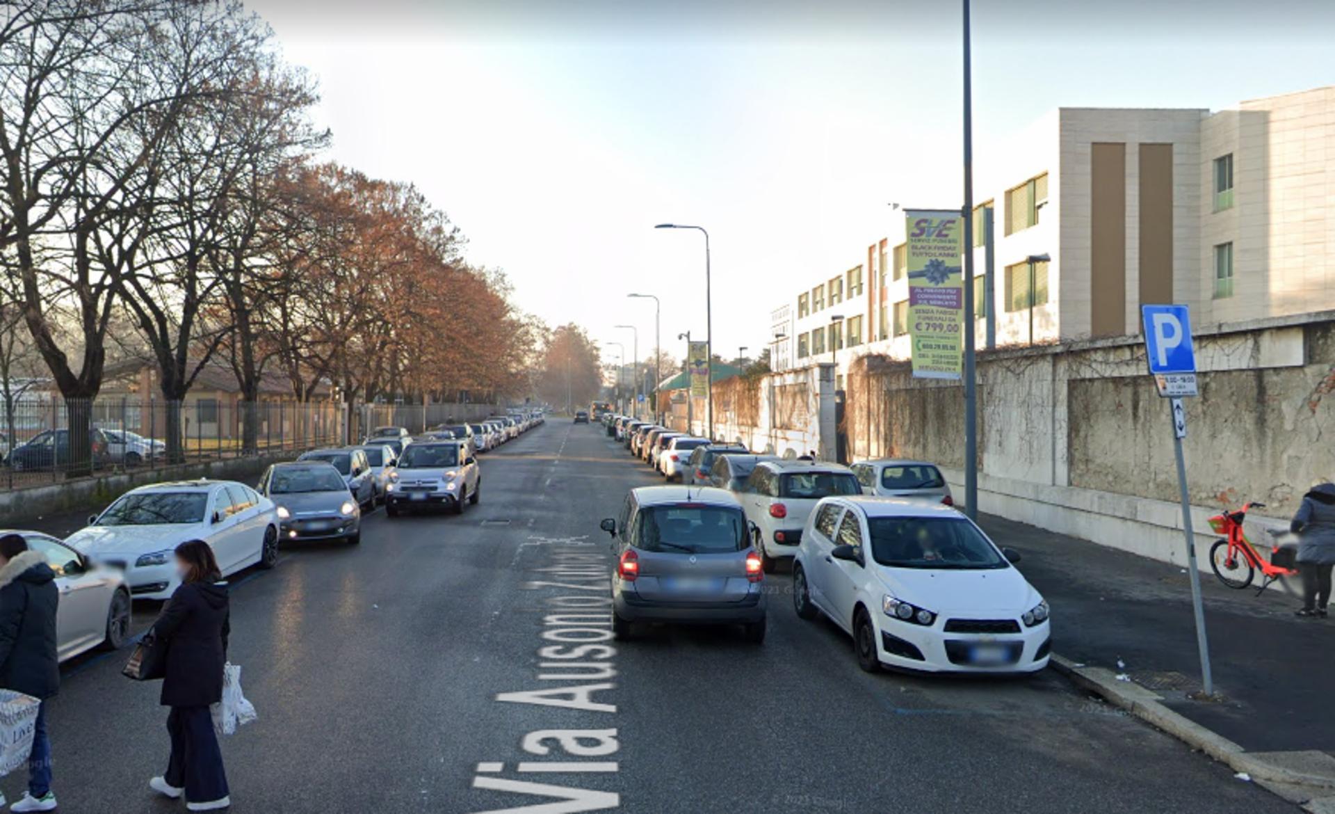 Impianto VERTICAL BANNER a Milano, in zona Goldenpoint Niguarda