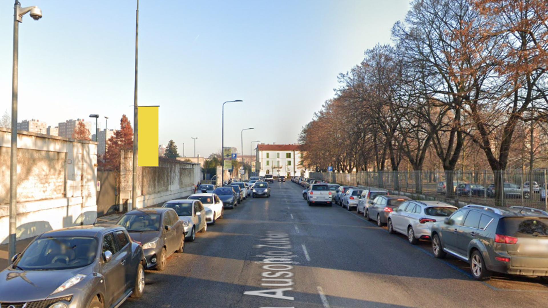 Impianto VERTICAL BANNER a Milano, in zona Goldenpoint Niguarda