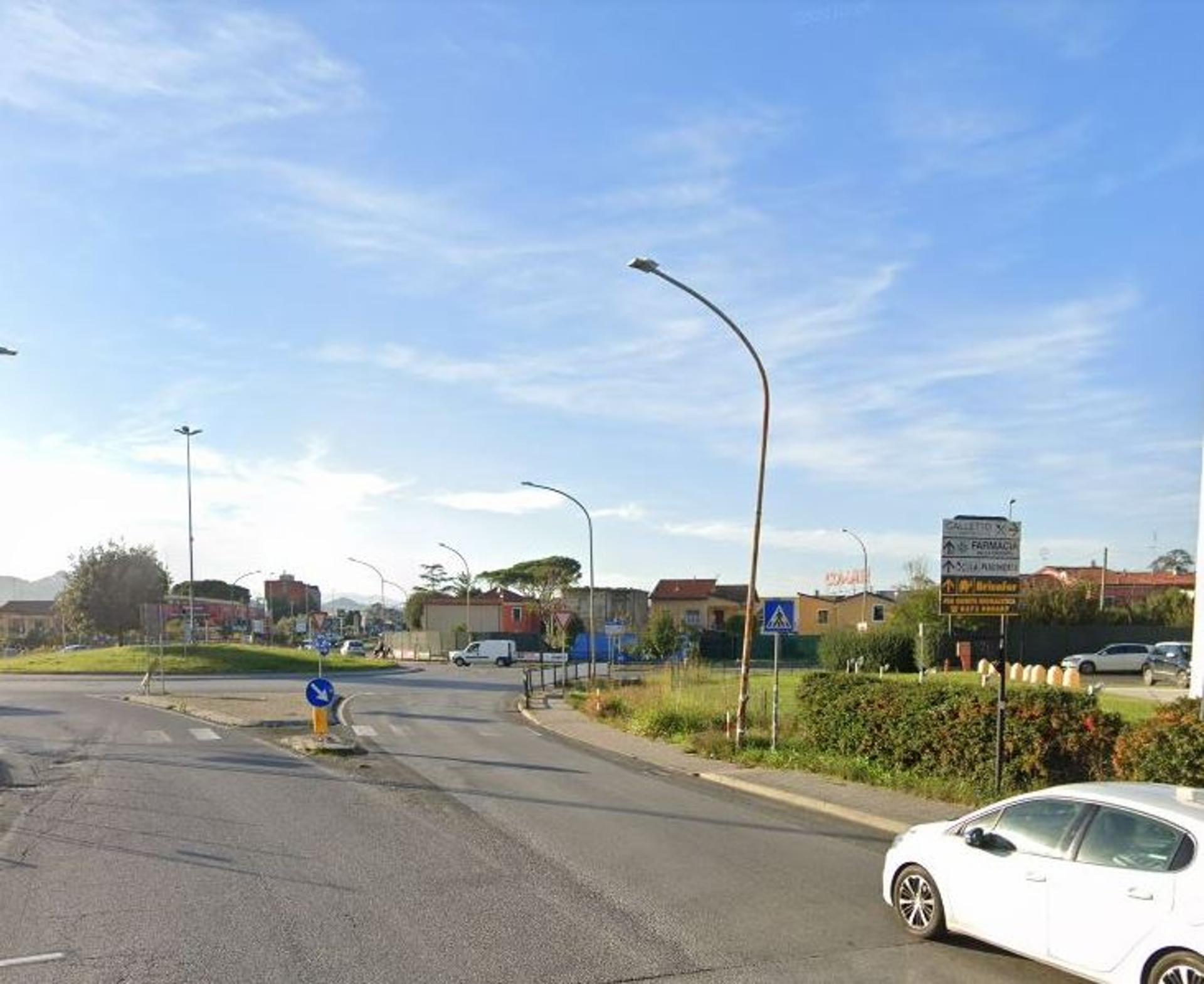 Impianto a SS1 Aurelia 40 mt. prima di rotatoria con Viale XXV Aprile  Sarzana