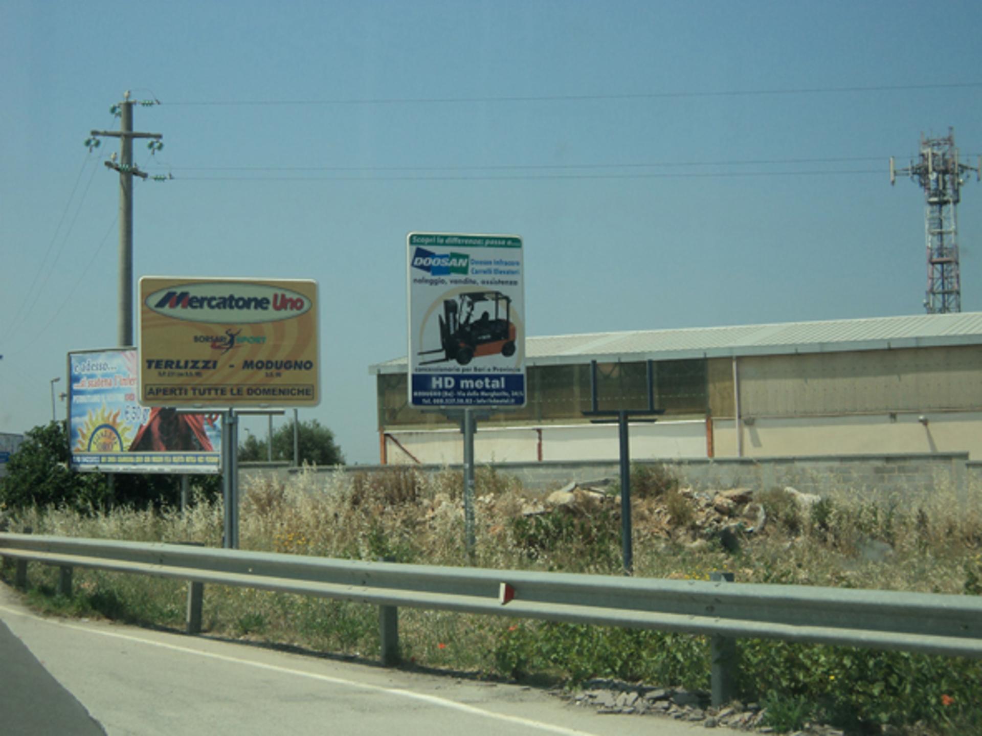 Impianto CARTELLONISTICA a Modugno, in zona Centro Commerciale Gli Ulivi